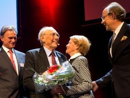 Manfred Rein, Luis und Maria Drexel und Eugen A. Russ: Ehrenpreis für den Spar-Pionier. Manfred Rein, Luis und Maria Drexel und Eugen A. Russ: Ehrenpreis für den Spar-Pionier.