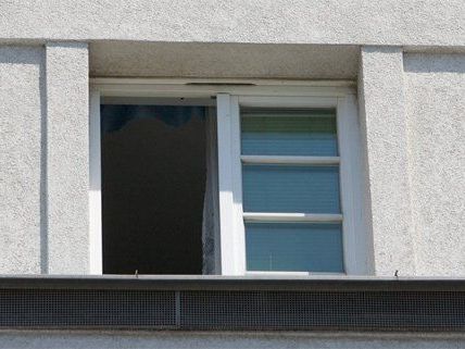 Mit einem Sprung aus dem Fenster versuchten die Männer zu entkommen. Mit einem Sprung aus dem Fenster versuchten die Männer zu entkommen.