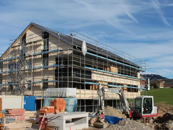 Neben dem modern konzipierten Objekt wird ein Haus mit klassischem Giebeldach errichtet. Neben dem modern konzipierten Objekt wird ein Haus mit klassischem Giebeldach errichtet.
