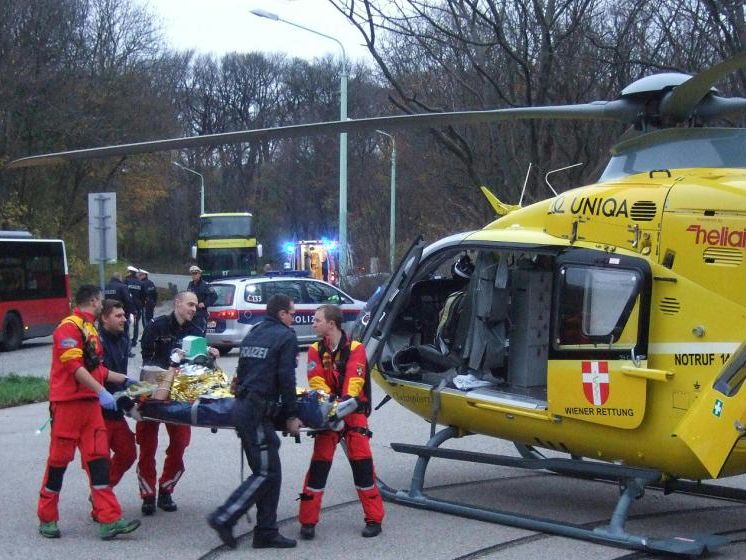 Der Mann wurde ins Spital geflogen. Der Mann wurde ins Spital geflogen.