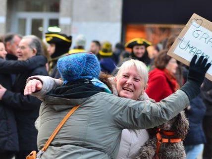 Unzählige "Free Hugs" wurden am Sonntag am Stephansplatz verteilt.