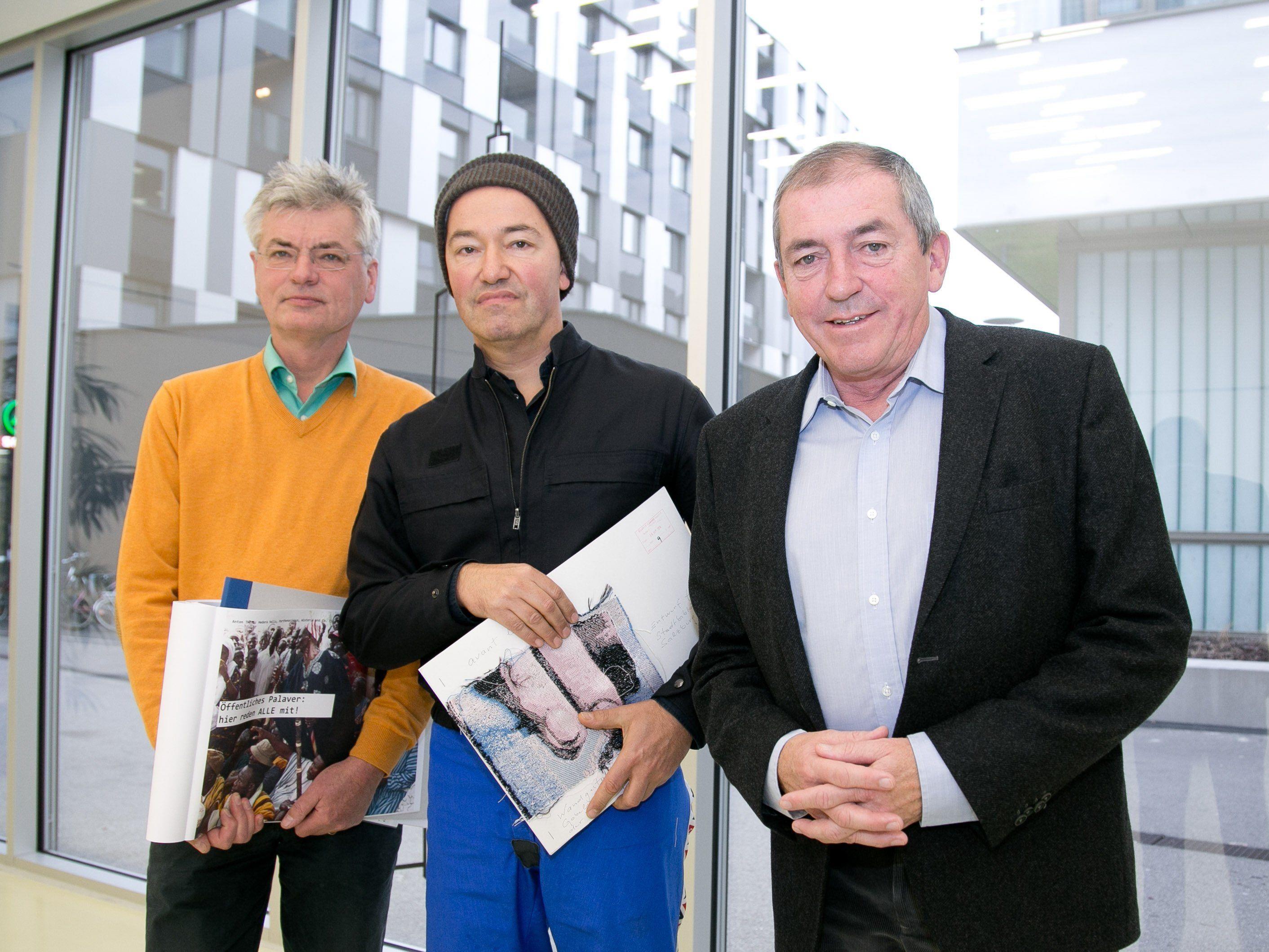 Anton Thiel, Wettbewerbssieger Stadtwerk, Bernhard Cella, Wettbewerbssieger Stadtbibliothek, und Bürgermeister Heinz Schaden.