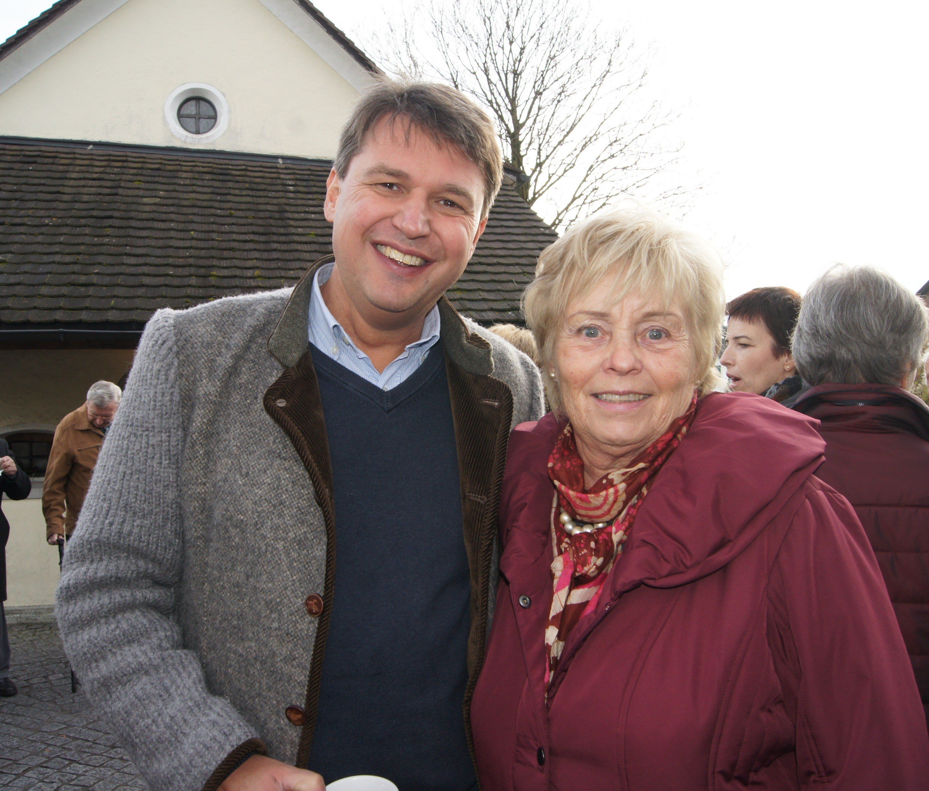 Ingrid Peer vom Organisationsteam mit Bürgermeister Kurt Fischer. Ingrid Peer vom Organisationsteam mit Bürgermeister Kurt Fischer.