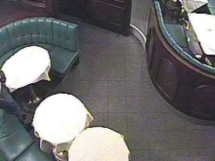 Dieser Mann wird von der Polizei gesucht. Dieser Mann wird von der Polizei gesucht.