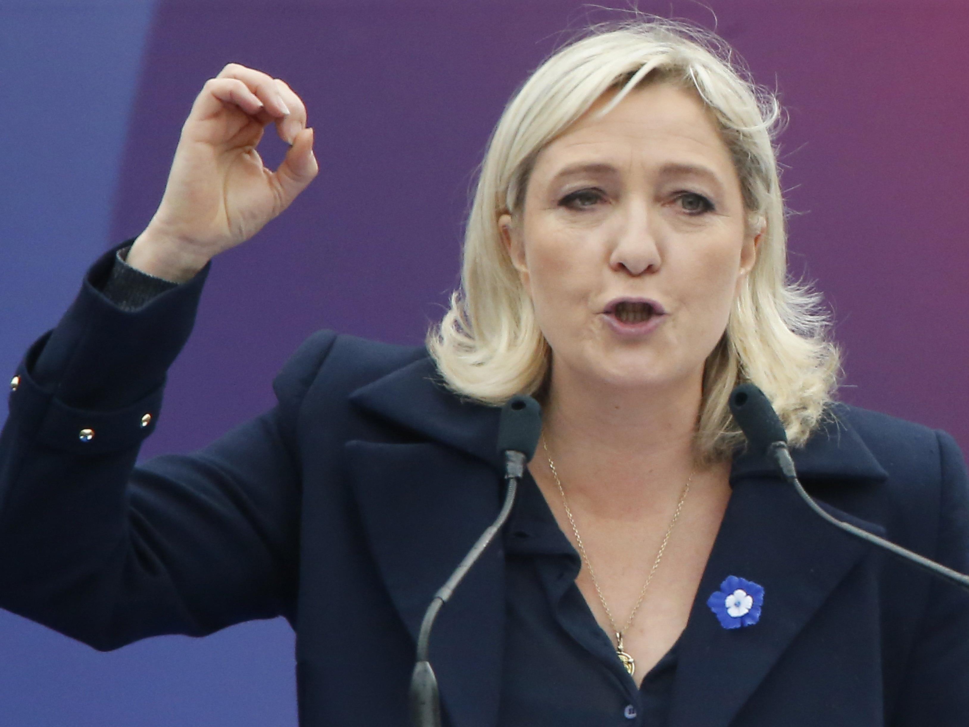 Marine Le Pen holte sich eine Finanzspritze aus Russland. Strittig ist nur deren Höhe.