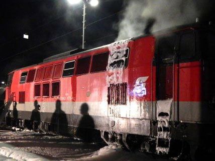 In der Nacht auf Dienstag ging eine Diesellok der ÖBB plötzlich in Flammen auf.