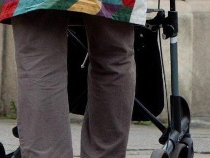 Mann mit Rollator ausgeraubt. Mann mit Rollator ausgeraubt.