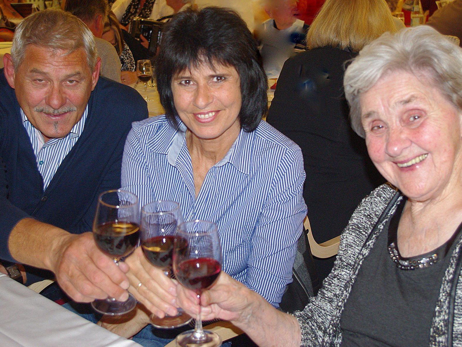 Bewohnerin Erna Scheiber genoss das Martinifest im SeneCura Sozialzentrum Lauterach gemeinsam mit Tochter Patrizia Valenta und Schwiegersohn Reinhard Valenta in vollen Zügen. Bewohnerin Erna Scheiber genoss das Martinifest im SeneCura Sozialzentrum Lauterach gemeinsam mit Tochter Patrizia Valenta und Schwiegersohn Reinhard Valenta in vollen Zügen.