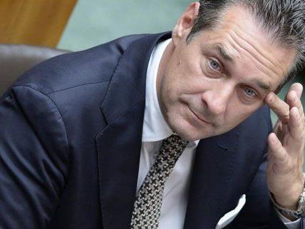 FPÖ Chef Heinz Christian Strache kritisiert erneut das Sparpaket des Bundesheeres.