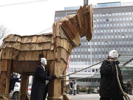 Mit einem Trojanischem Pferd sorgte Greenpeace in Wien für Aufsehen.