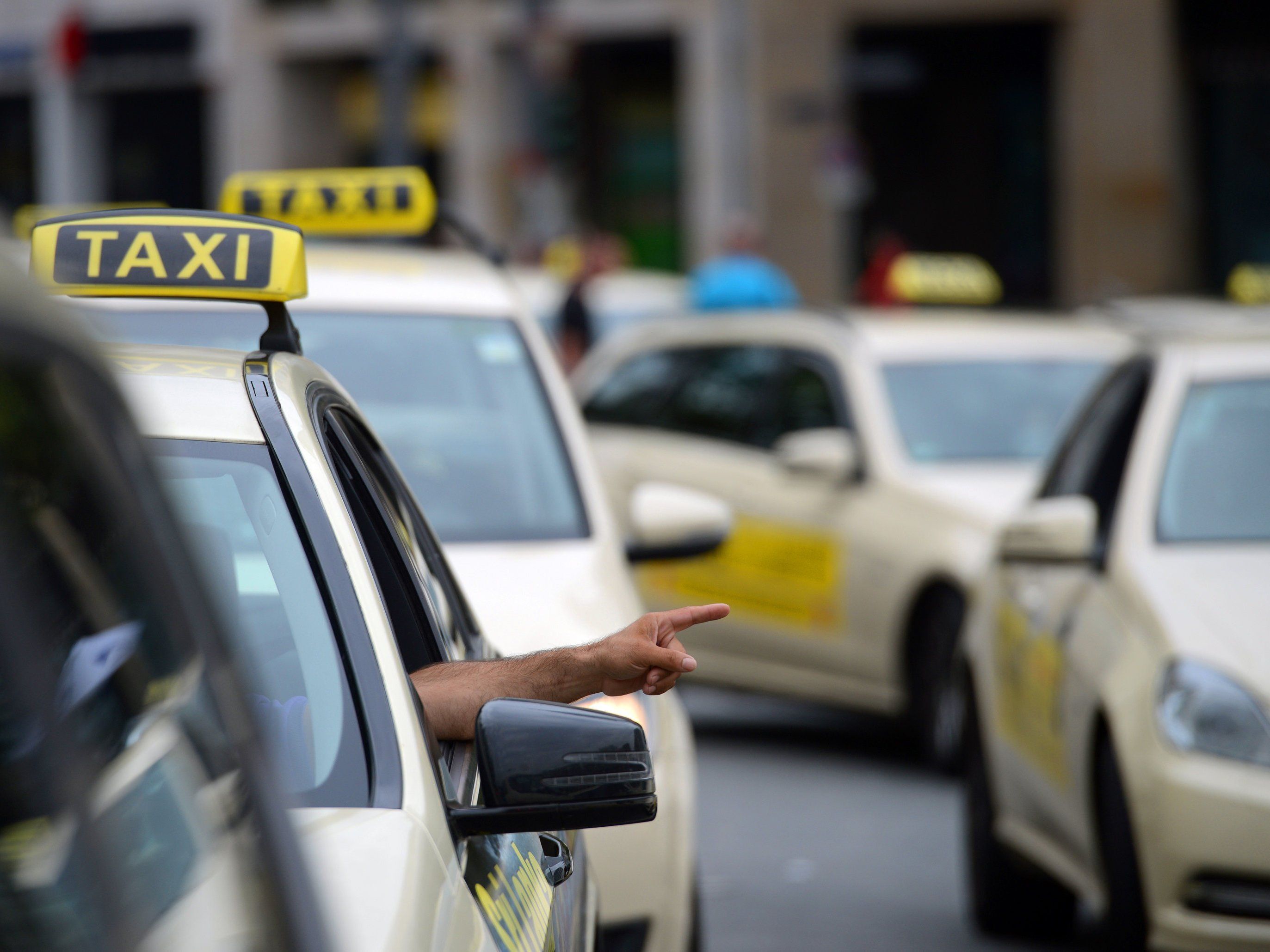 Taxi-Unternehmer wollen die missliebige Konkurrenz gerichtlich verbieten lassen. Taxi-Unternehmer wollen die missliebige Konkurrenz gerichtlich verbieten lassen.