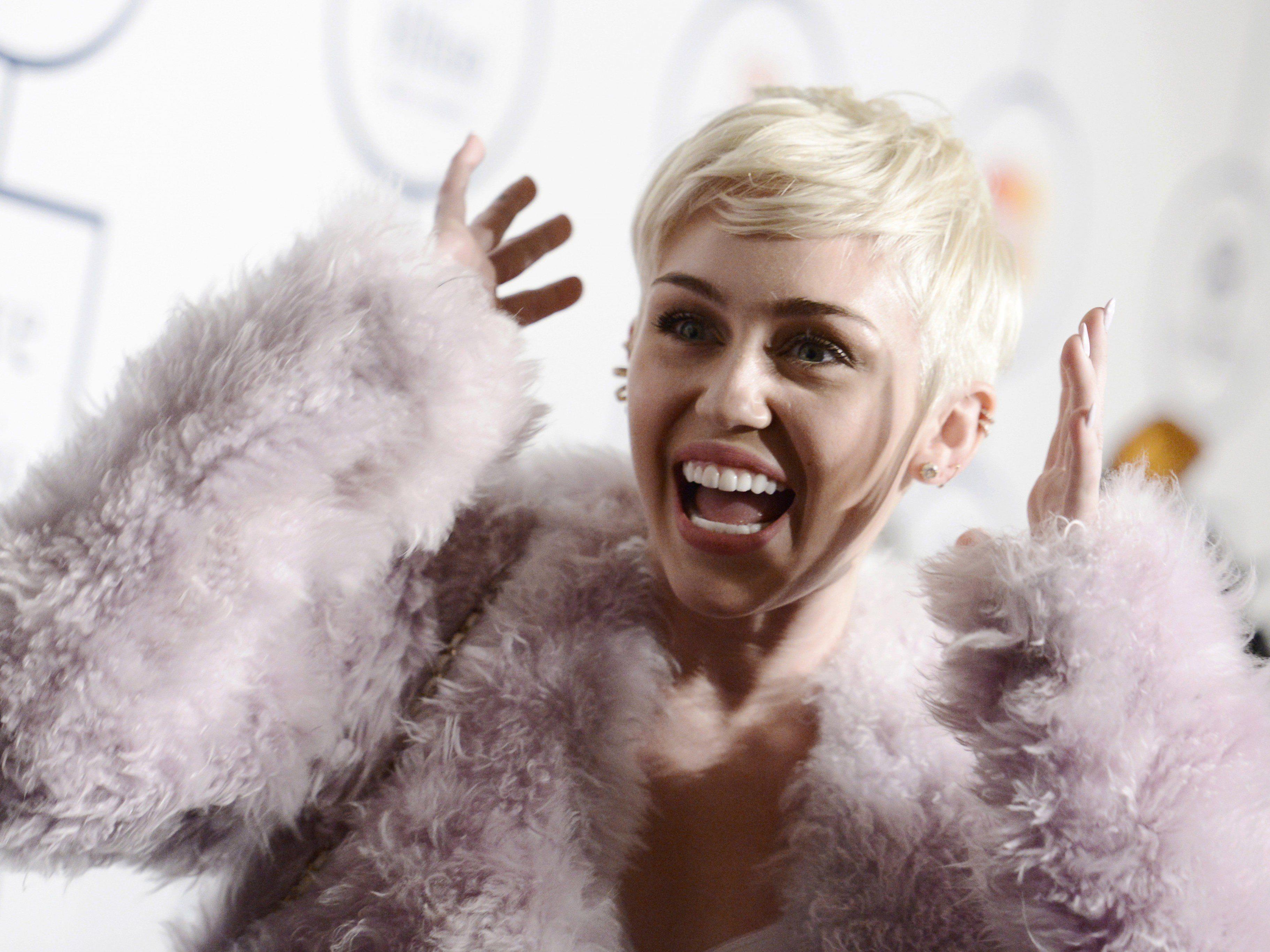 Miley Cyrus zeigt sich oben ohne im Netz - und das aus gutem Grund.
