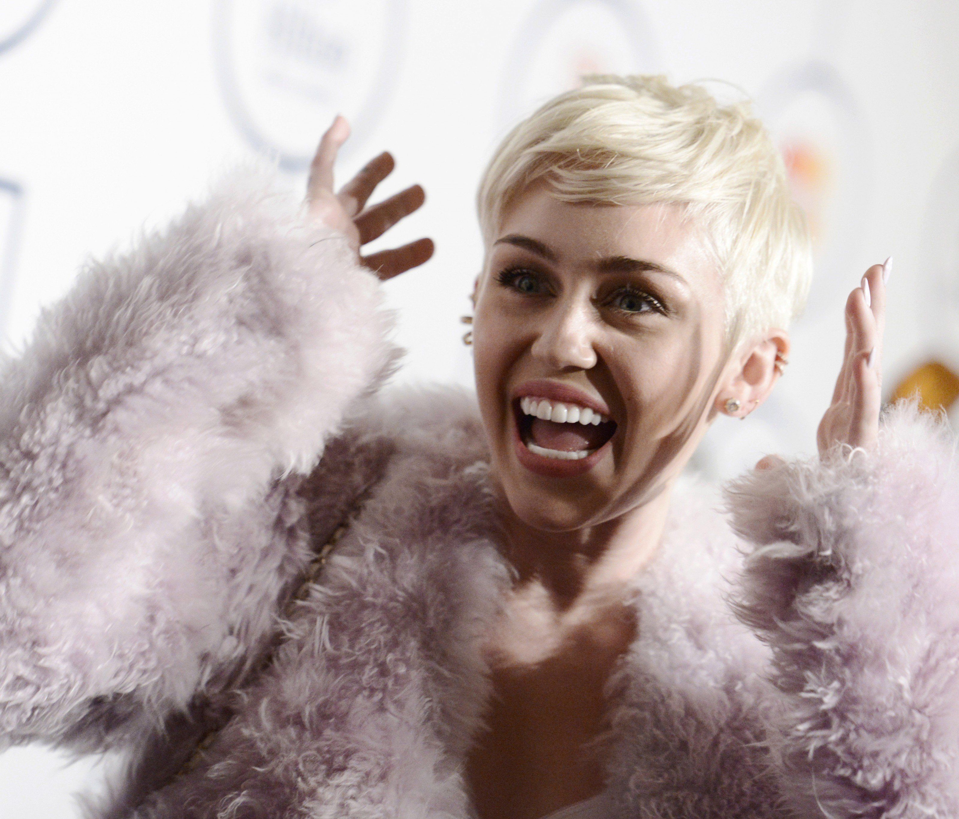 Miley Cyrus zeigt sich oben ohne im Netz - und das aus gutem Grund. Miley Cyrus zeigt sich oben ohne im Netz - und das aus gutem Grund.