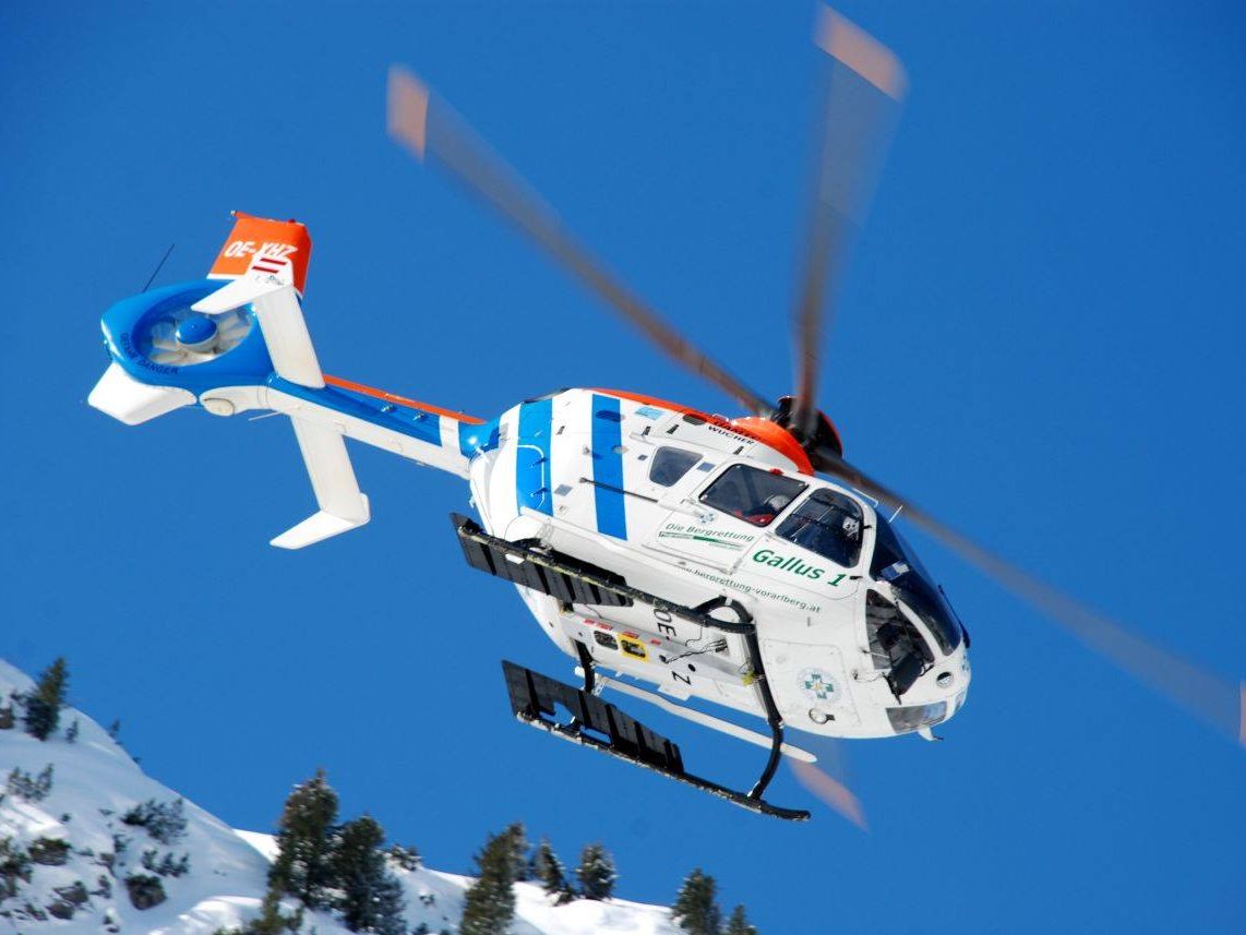 Mit Beginn der Skisaison am Arlberg steht der Notarzthubschrauber Gallus 1 wieder für Einsätze auf den Pisten des Landes bereit. Mit Beginn der Skisaison am Arlberg steht der Notarzthubschrauber Gallus 1 wieder für Einsätze auf den Pisten des Landes bereit.