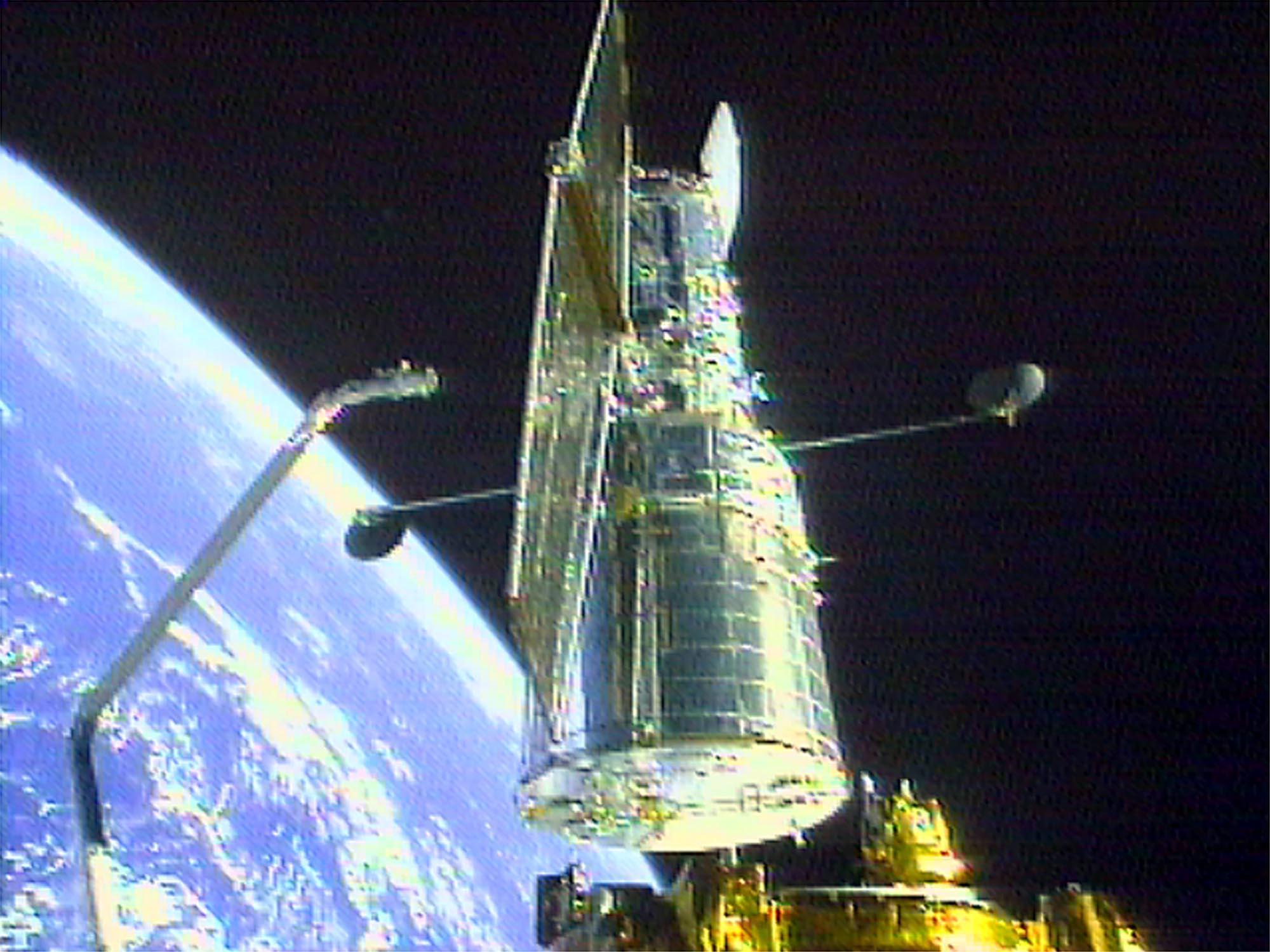 1999 - Nach erfolgreicher Reparatur des Weltraumteleskops "Hubble" landet die amerikanische Raumfähre "Discovery" in Cape Canaveral.