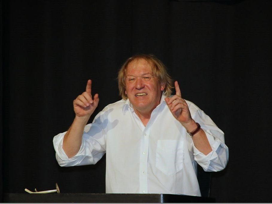 Texter Alfred Aigelsreiter hielt in spaßiger Form Rückschau über das zu Ende gehende Jahr. Texter Alfred Aigelsreiter hielt in spaßiger Form Rückschau über das zu Ende gehende Jahr.