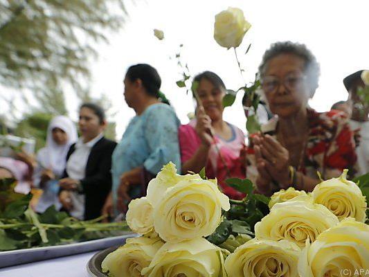 Rosen zum Gedenken an Tausende Tsunami-Opfer