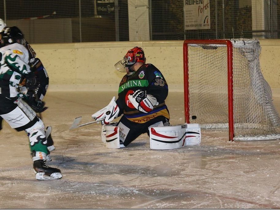 HC Rankweil Goalie Marco Knobel musste sechs Mal den Puck aus seinem eigenen Tor nehmen. HC Rankweil Goalie Marco Knobel musste sechs Mal den Puck aus seinem eigenen Tor nehmen.
