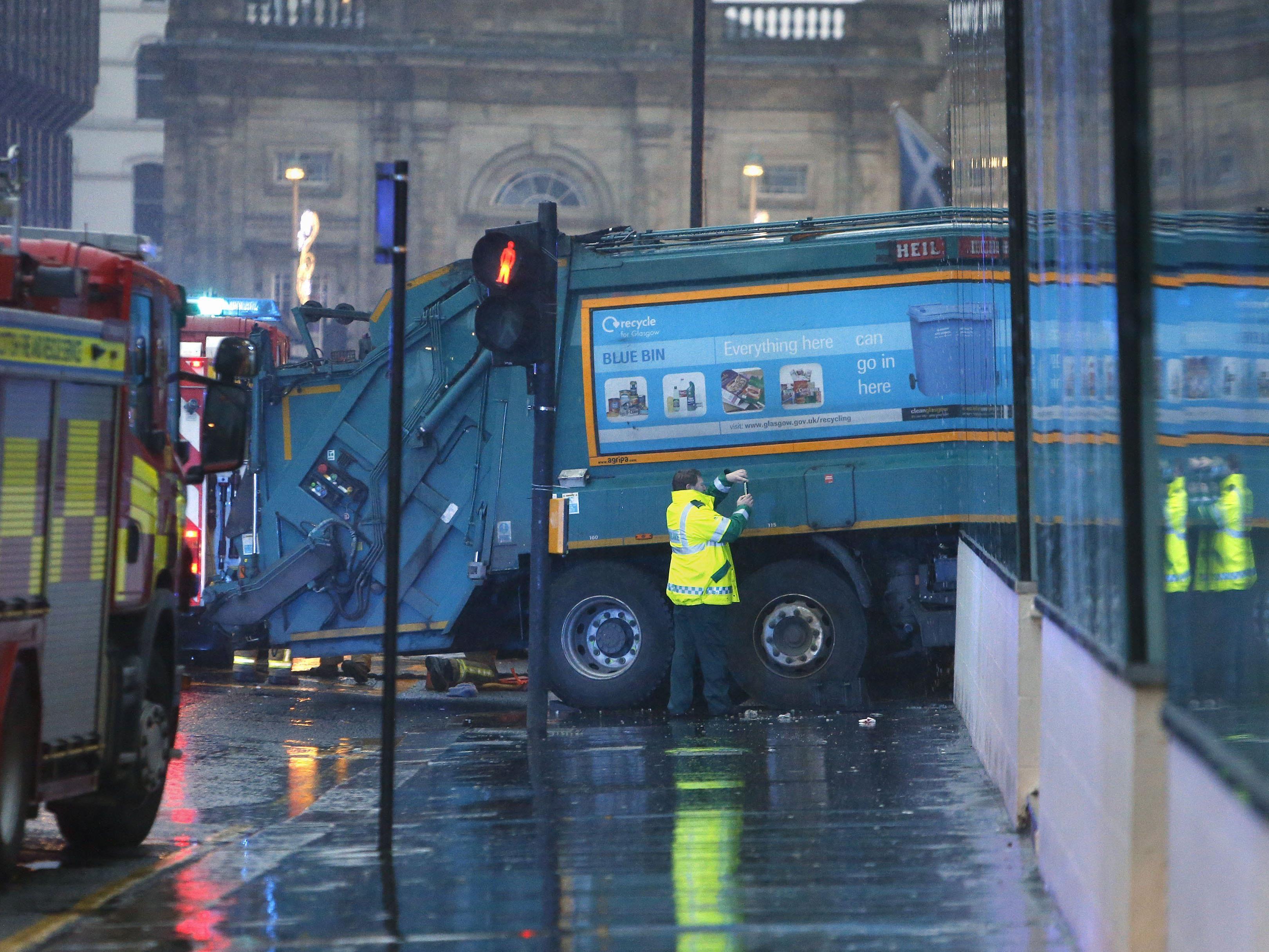 Müllauto fuhr in Schottland in Gruppe von Fußgängern - sechs Tote.