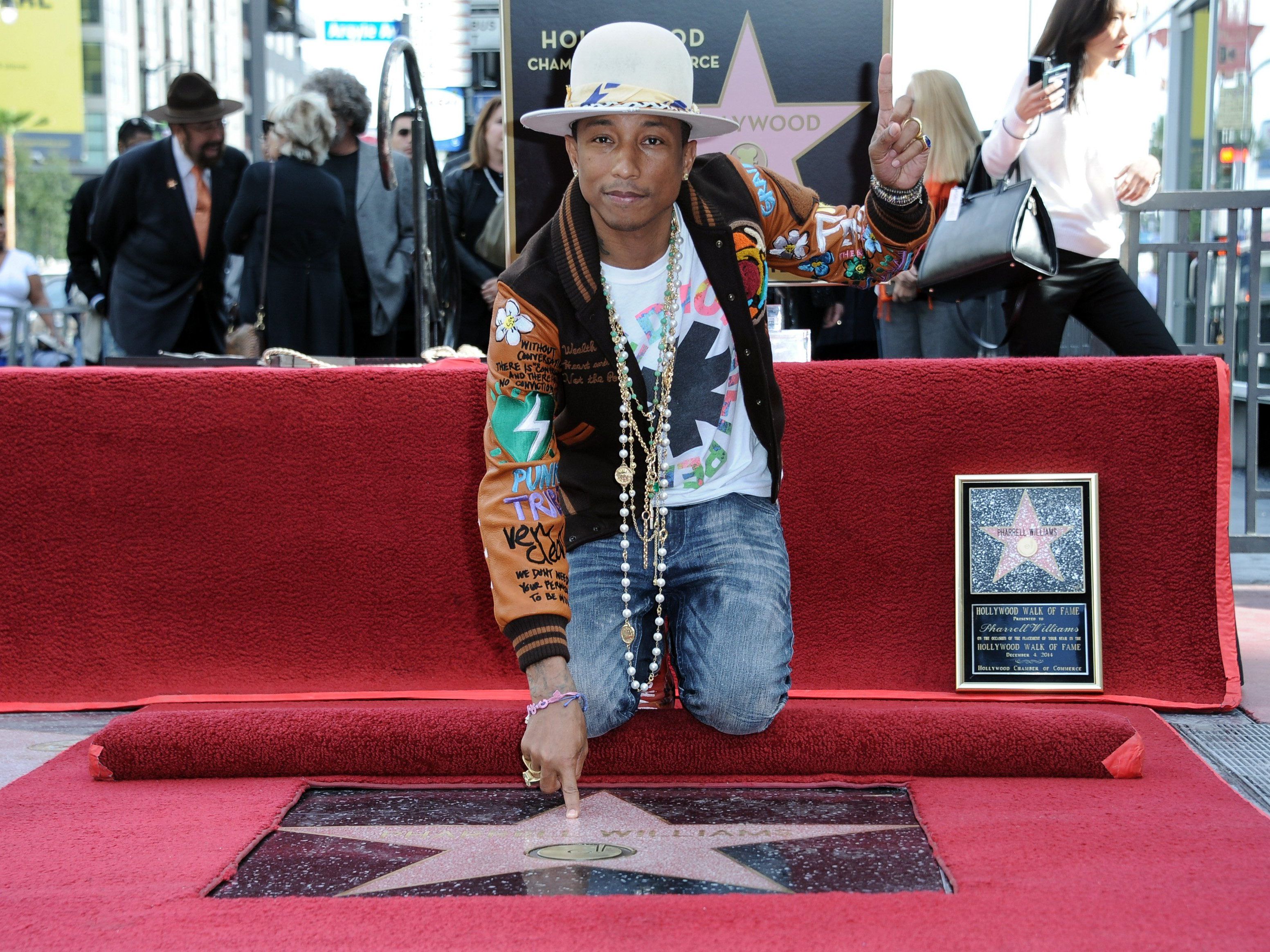 Popstar und Songwriter Pharrell Williams wurde mit einem Stern auf dem Walk of Fame geehrt. Popstar und Songwriter Pharrell Williams wurde mit einem Stern auf dem Walk of Fame geehrt.
