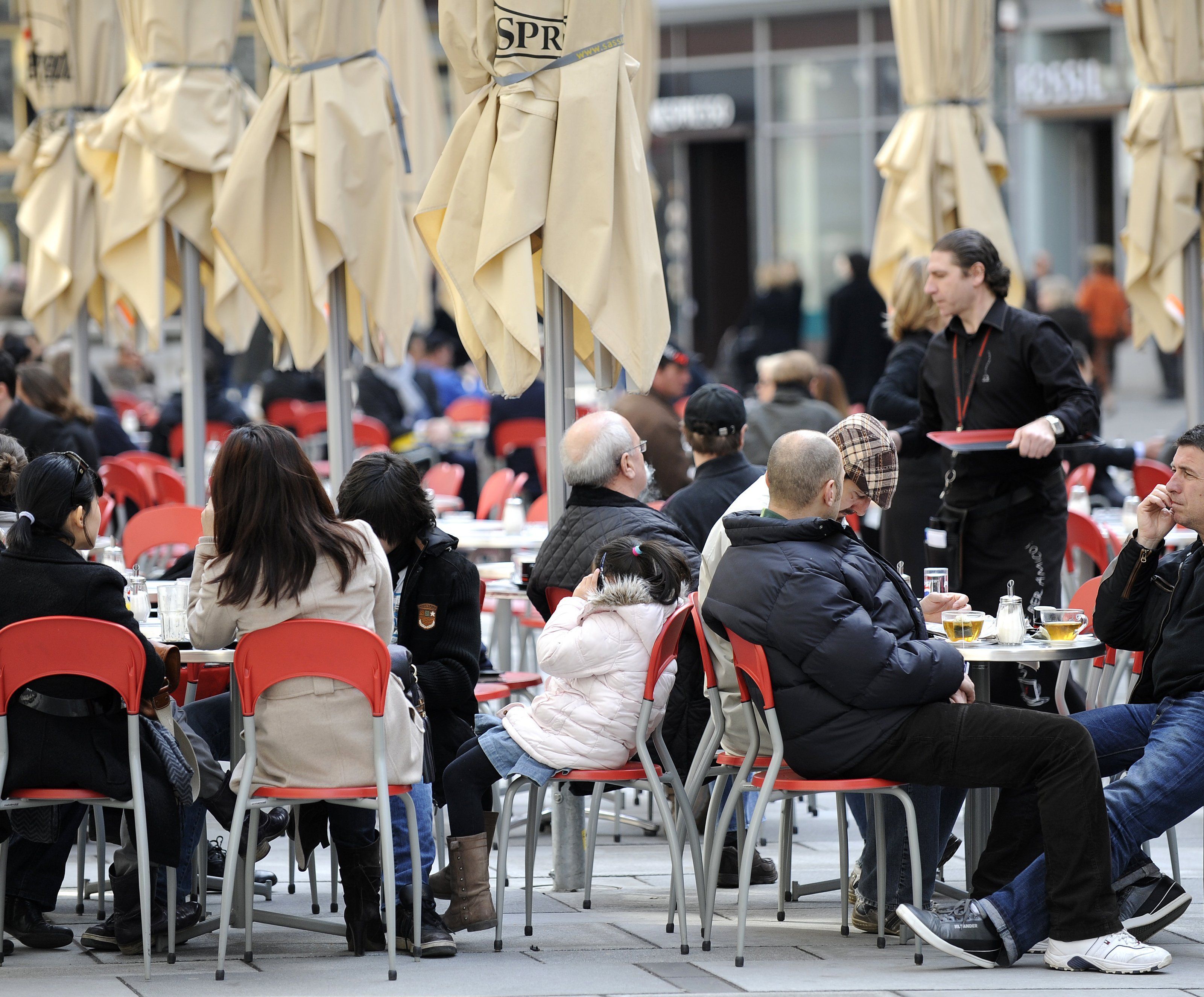 Politiker und Gastronomen sprechen sich für eine ganzjährige Schanigarten-Saison aus. Politiker und Gastronomen sprechen sich für eine ganzjährige Schanigarten-Saison aus.