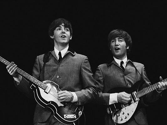 Die Show begibt sich auf die Spuren des Beatles-Originals: Im Bild Paul McCartney (links) und John Lennon