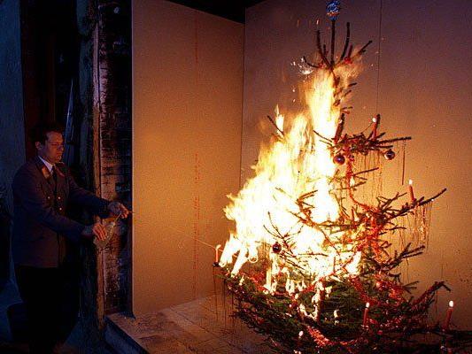 Der Advent ist die feuergefährlichste Zeit des Jahres - im Bild eine Christbaum-Brand-Präsentation