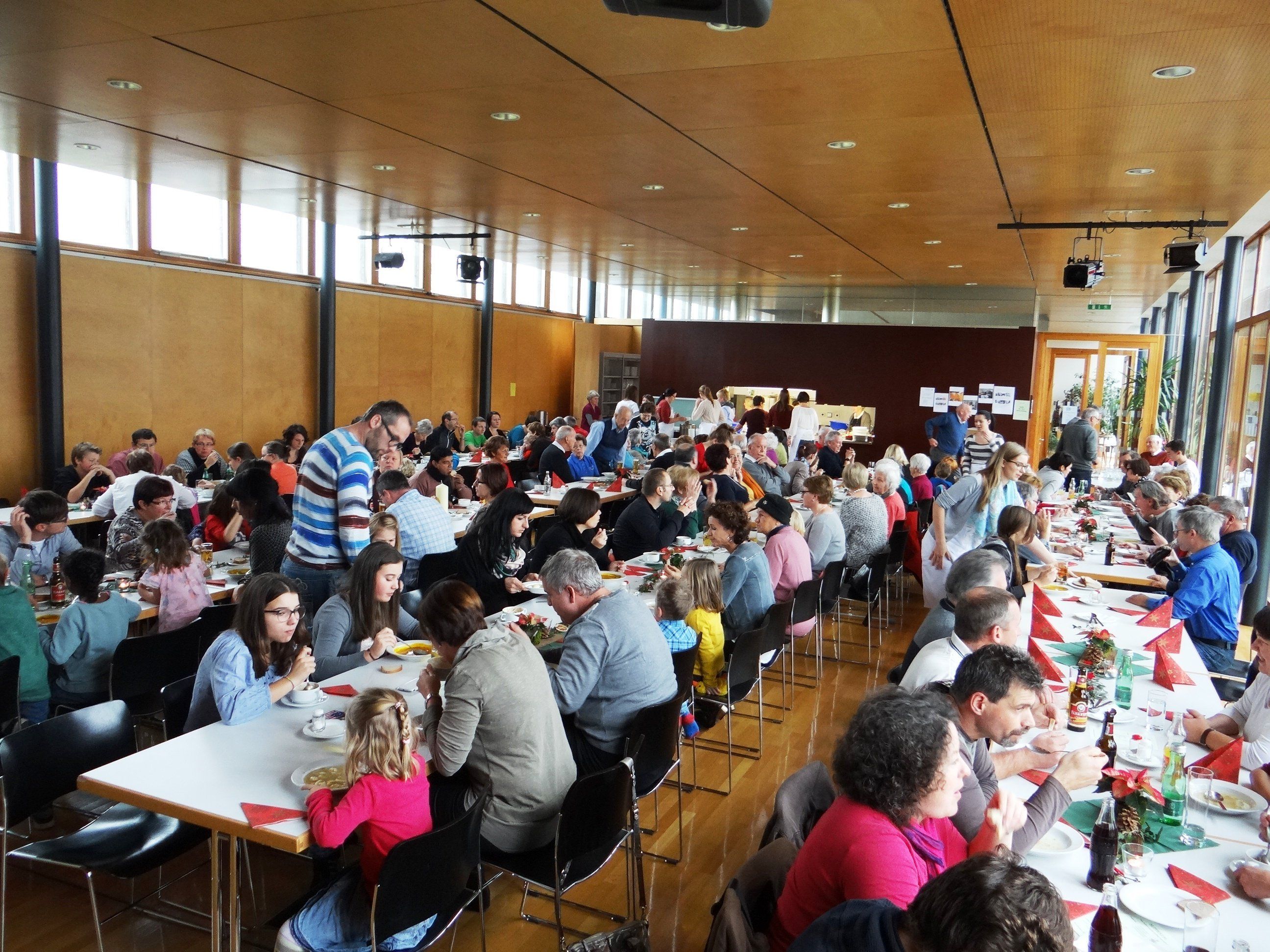 Voller Pfarrsaal beim Suppentag Voller Pfarrsaal beim Suppentag