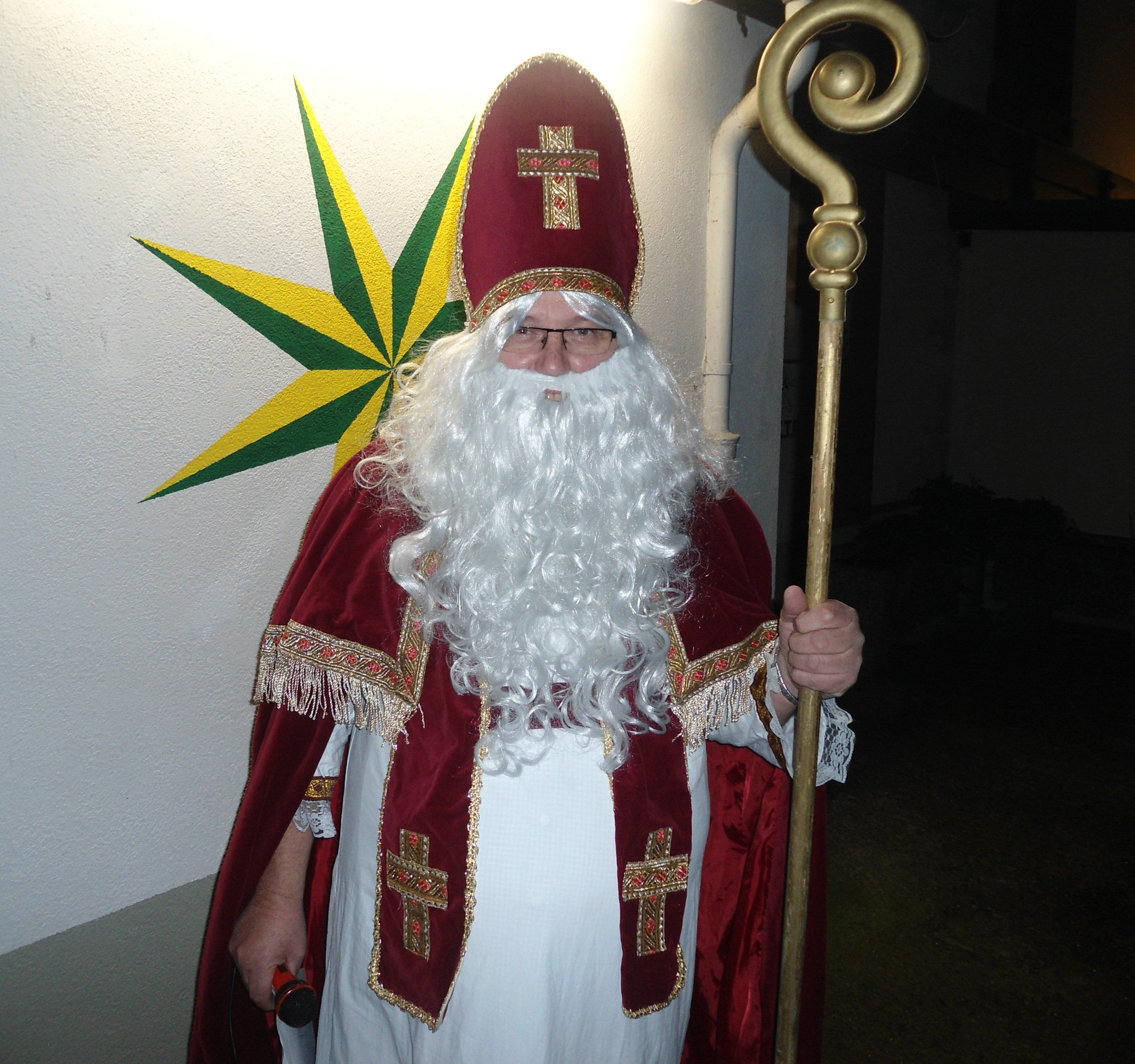 St. Nikolaus besuchte die Sternen-Sparer. St. Nikolaus besuchte die Sternen-Sparer.