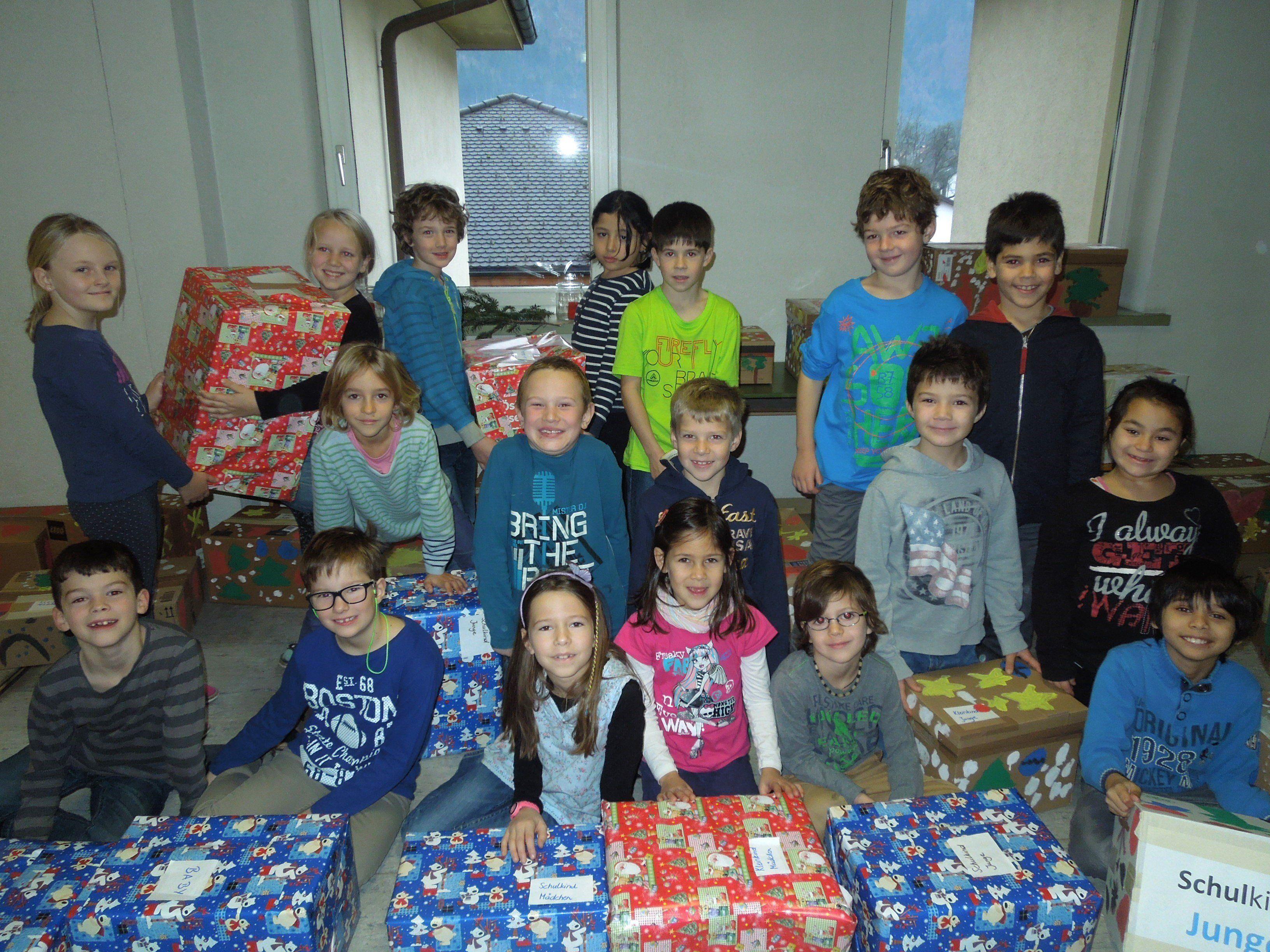 Die Kinder der 2a VS Mittelfeld möchten mit ihren Geschenkspaketen Flüchtlingskindern eine Freude bereiten.