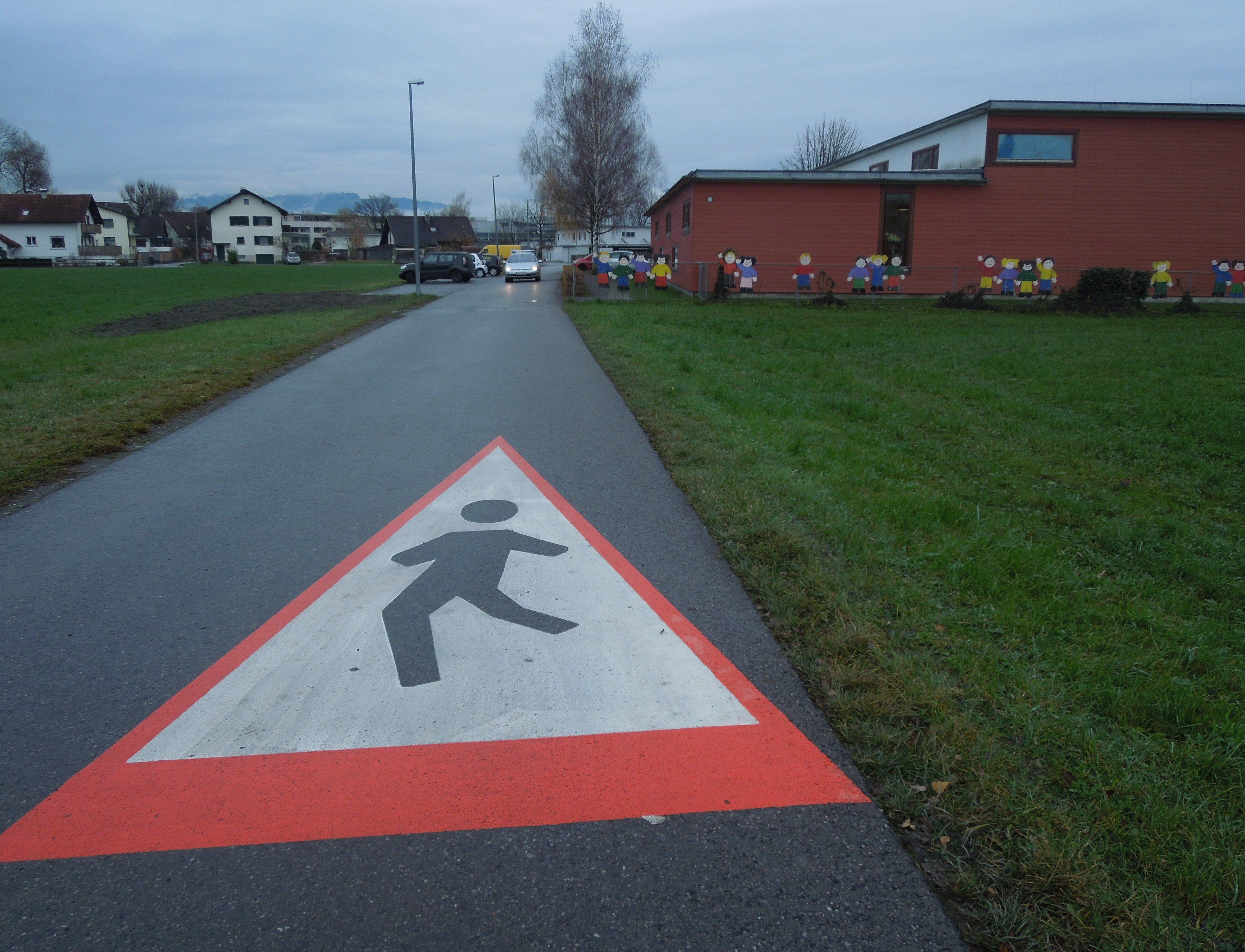 Auf der Straße zum Kindergarten wurden auch große Kindersymbole angebracht. Auf der Straße zum Kindergarten wurden auch große Kindersymbole angebracht.