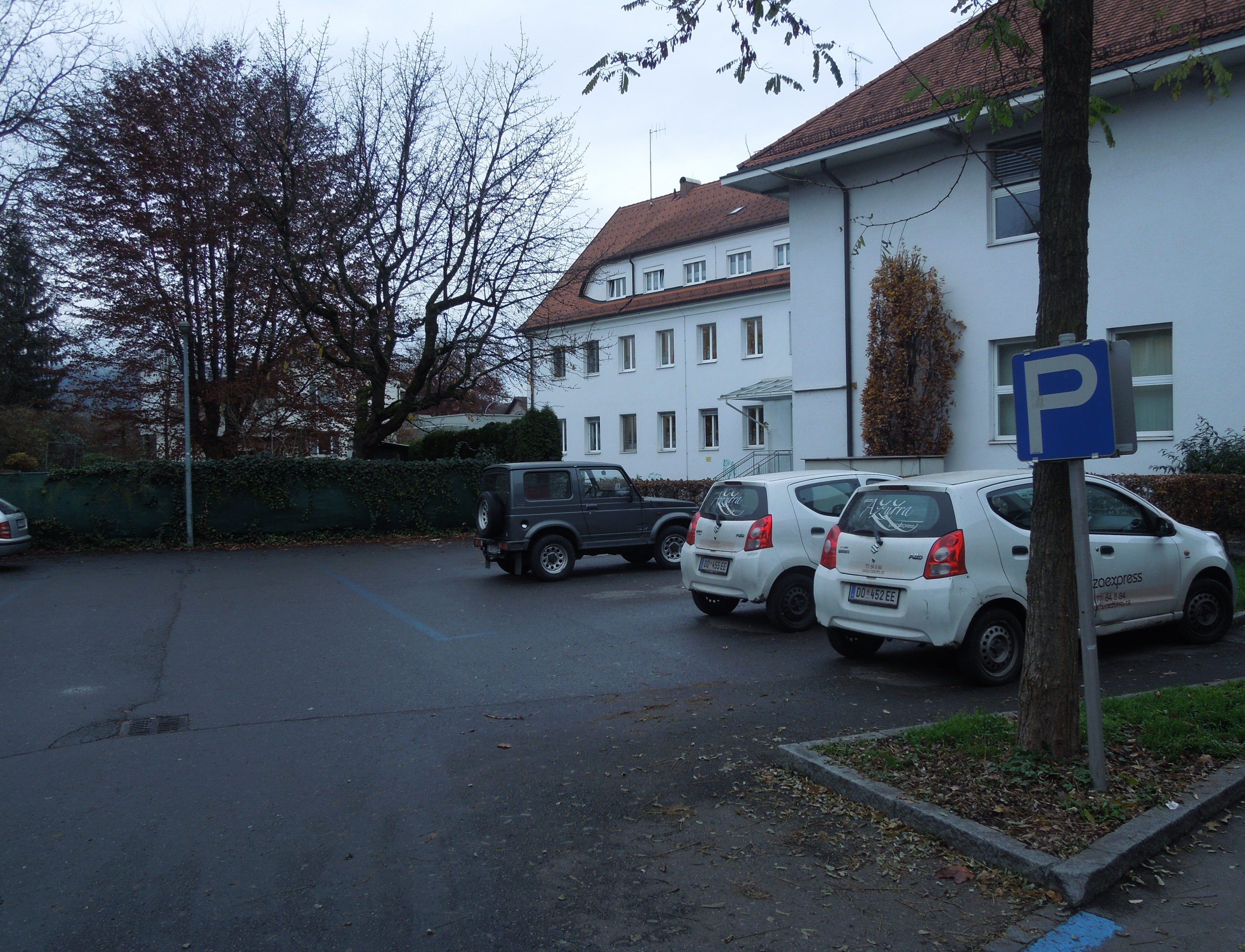 Noch für dieses Jahr ist auf dem Parkplatz beim Postgebäude eine Umgestaltung als Pausenhof geplant. Noch für dieses Jahr ist auf dem Parkplatz beim Postgebäude eine Umgestaltung als Pausenhof geplant.