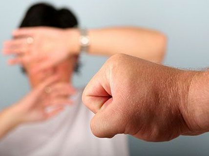 Mann und Frau traktierten einander mit Fäusten Mann und Frau traktierten einander mit Fäusten