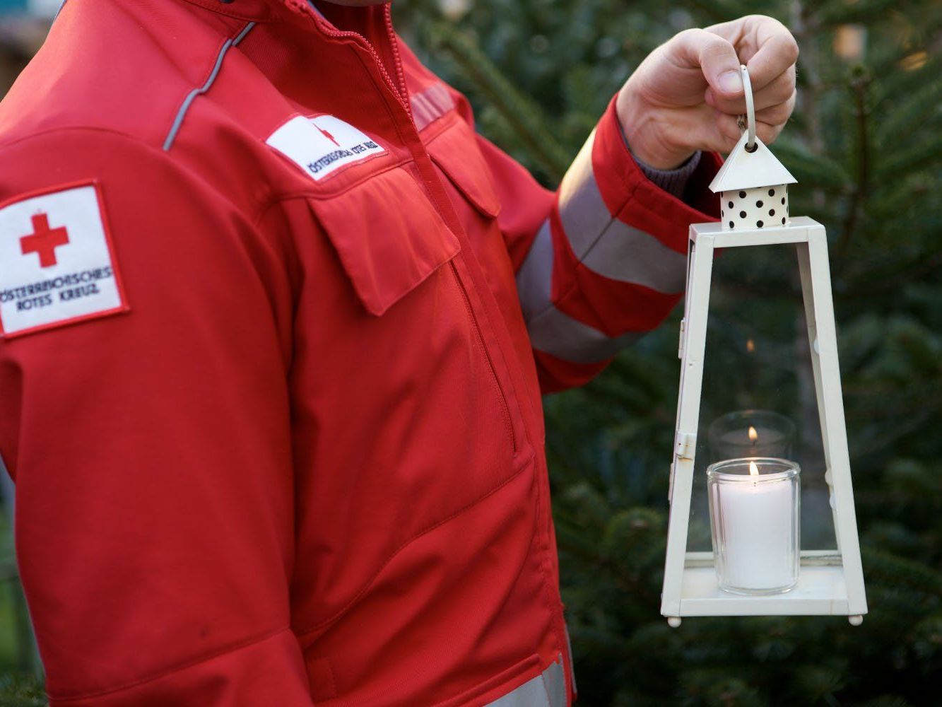 Friedenslicht beim Roten Kreuz abholen. Friedenslicht beim Roten Kreuz abholen.