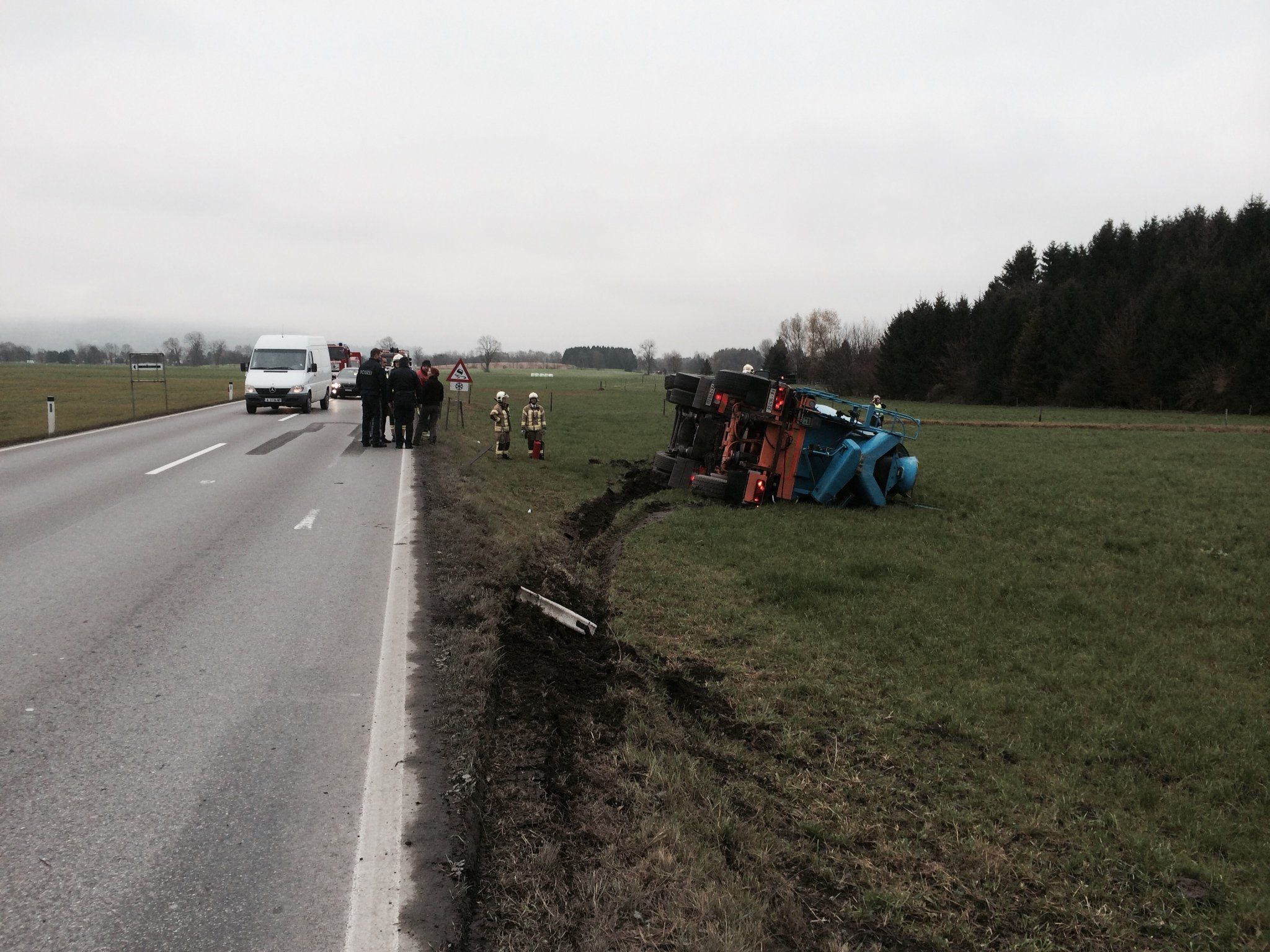 L 203 nach Unfall beidspurig gesperrt. L 203 nach Unfall beidspurig gesperrt.