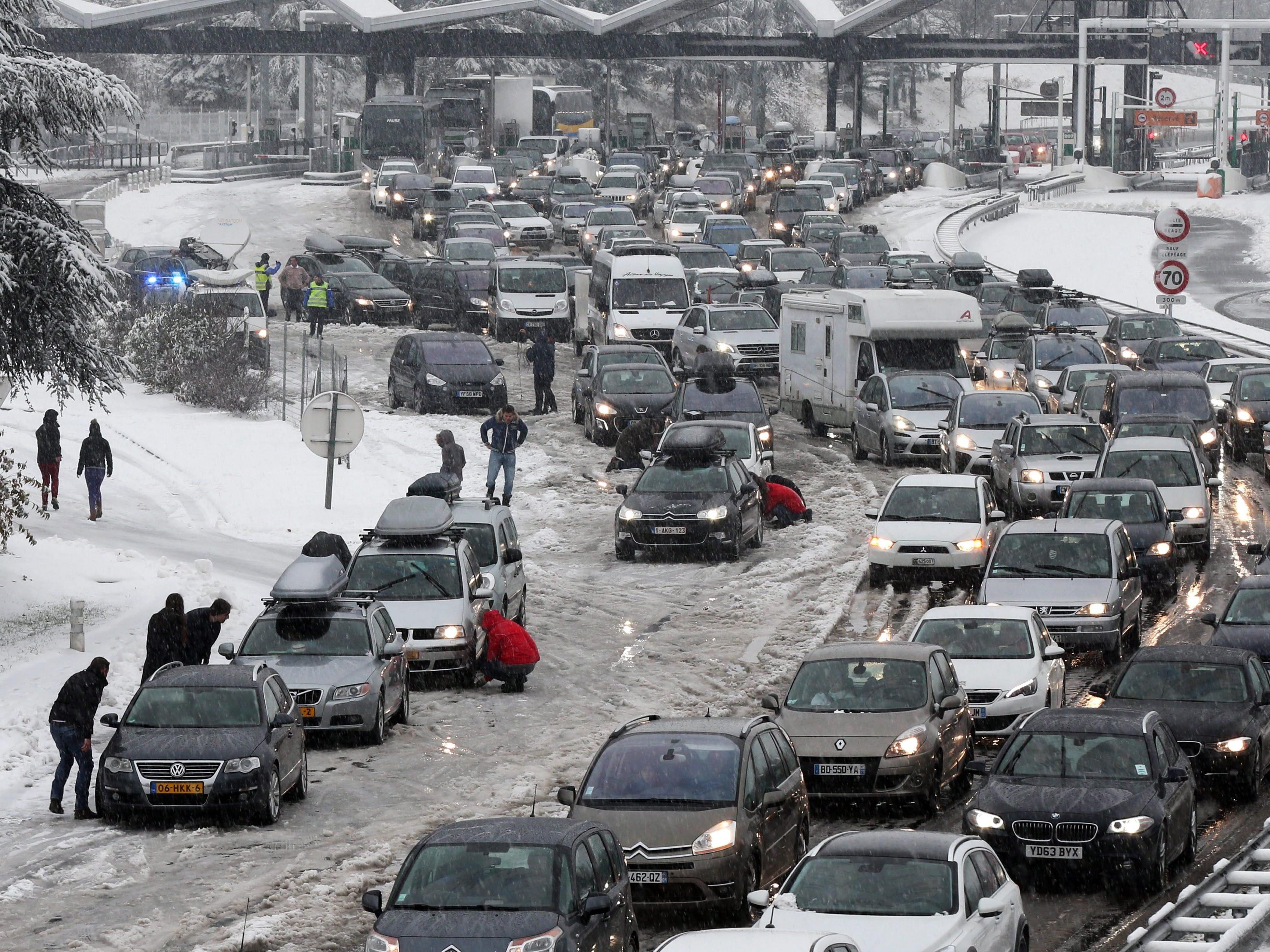15.000 Urlauber saßen nach den starken Schneefällen in Frankreich fest.