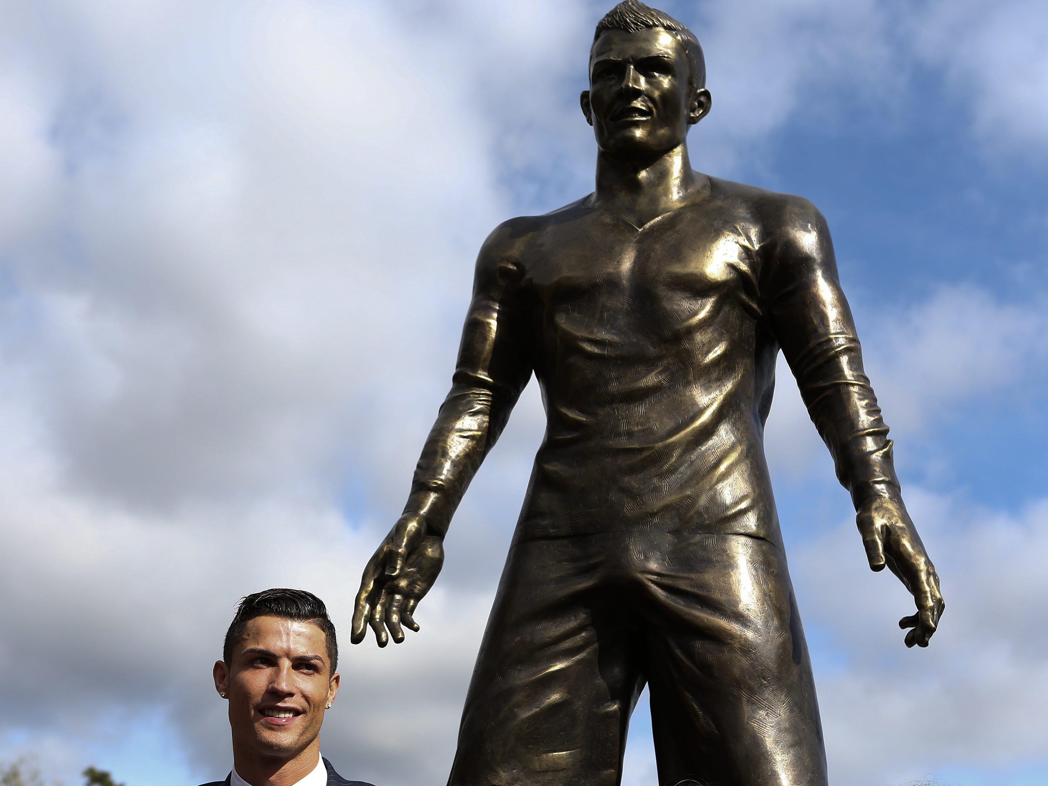 Christiano Ronaldo scheint mit seiner neuen Statue sehr zufrieden zu sein.