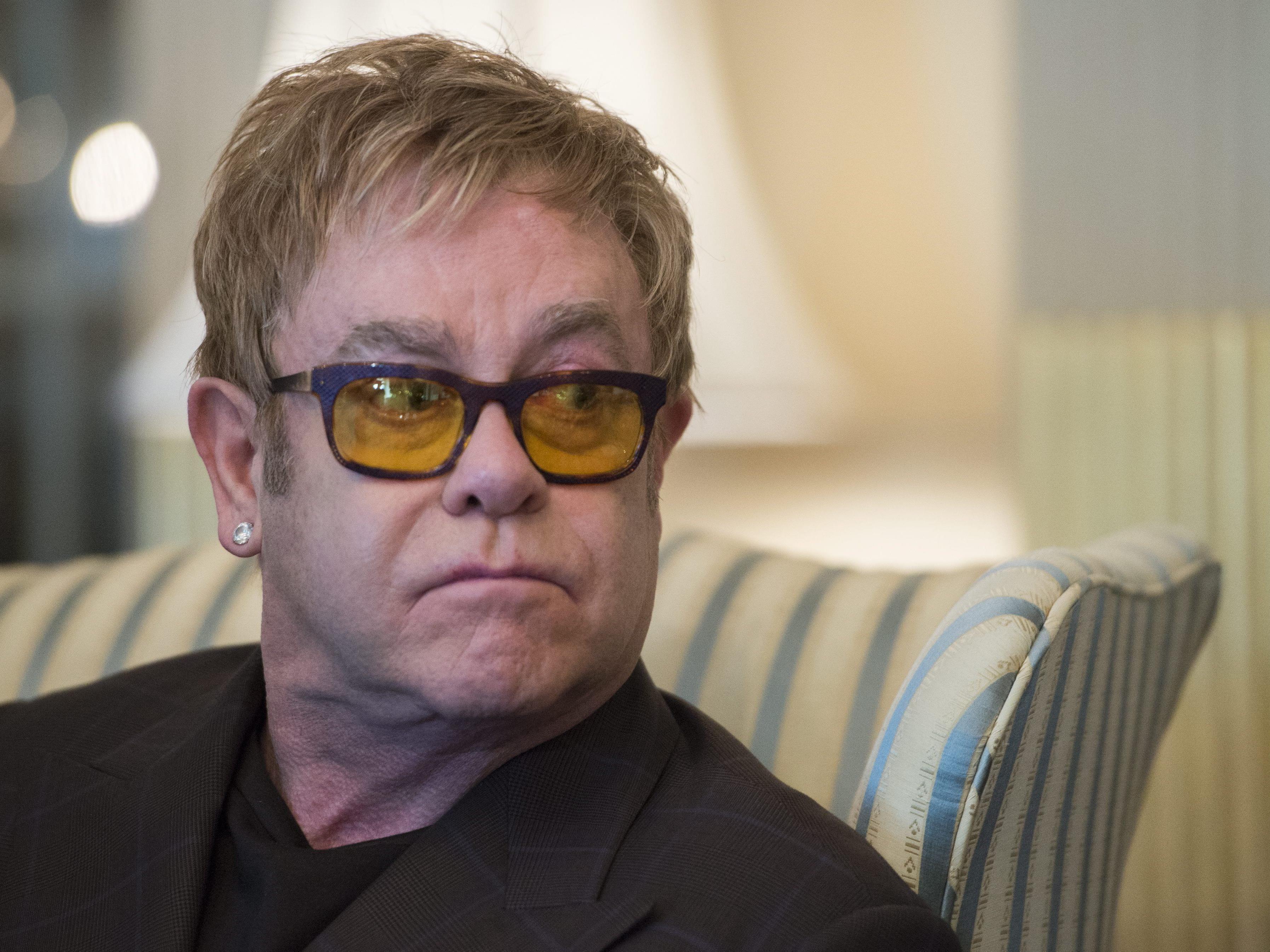Elton John kippt mit Stuhl um: Video hatte binnen Stunden 1 Mio. Klicks.