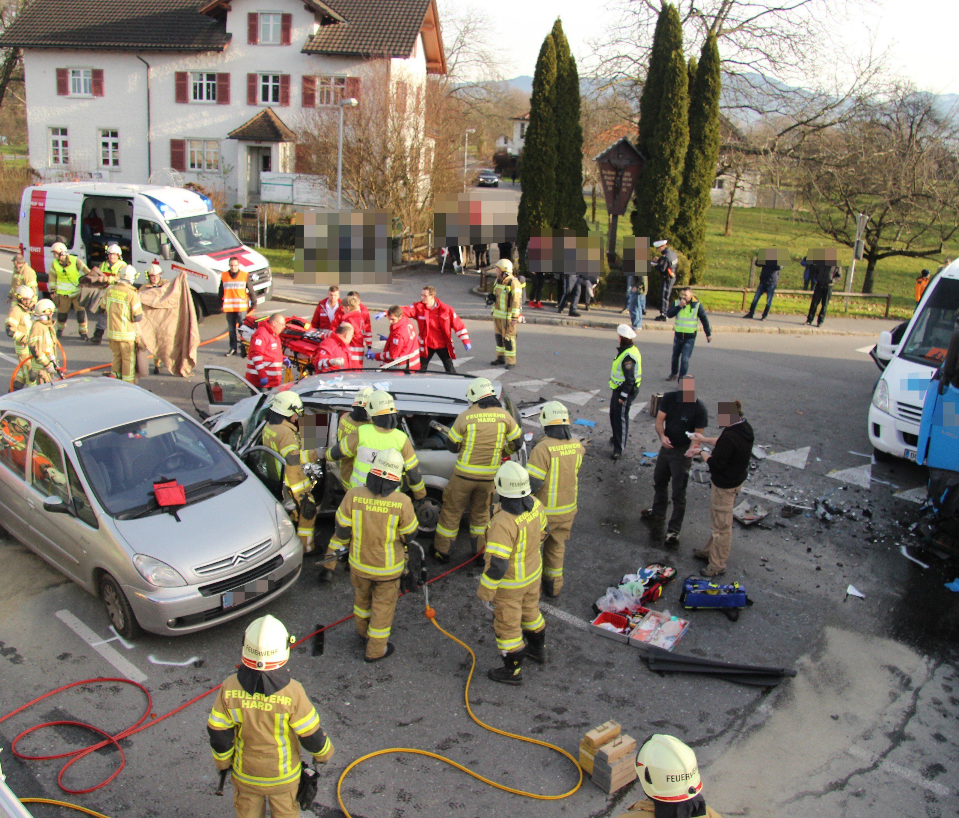 Für den eingeklemmten Fahrer kam jede Hilfe zu spät. Für den eingeklemmten Fahrer kam jede Hilfe zu spät.