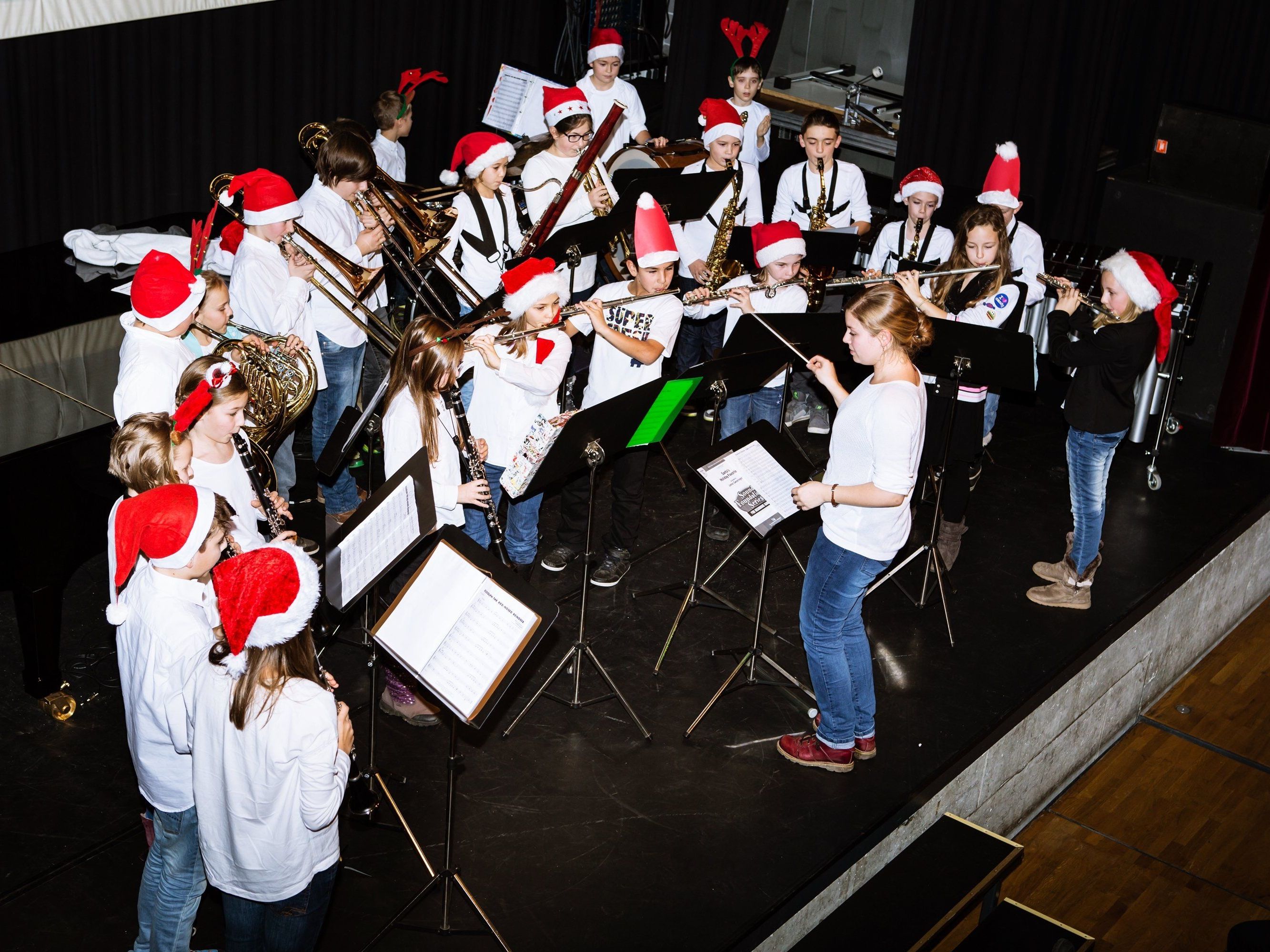 Mit ihren roten Weihnachtsmützen eröffnete das Miniblasorchester das Konzert. Mit ihren roten Weihnachtsmützen eröffnete das Miniblasorchester das Konzert.