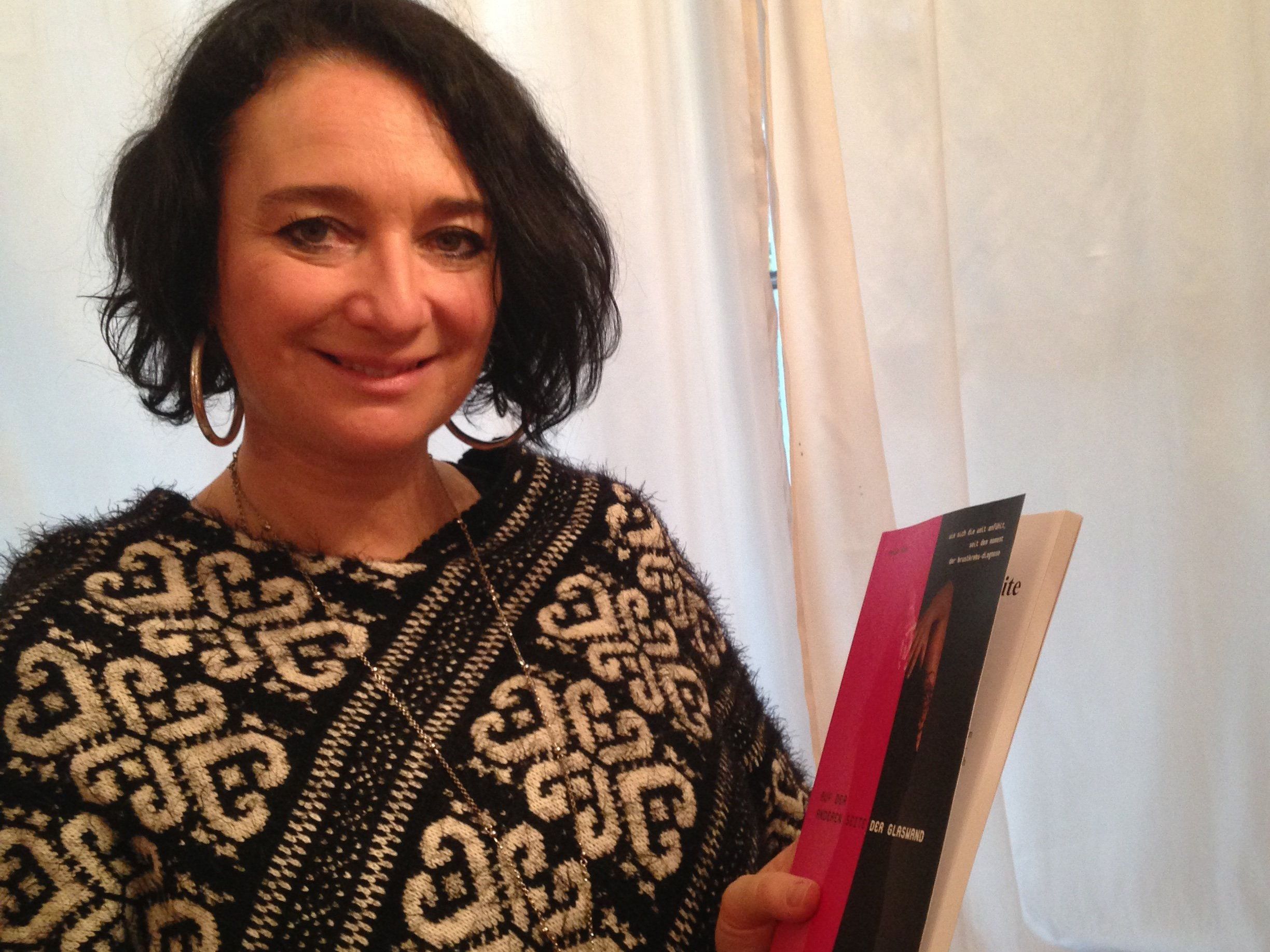Stolz präsentiert Evelyn Flatz ihr Buch Stolz präsentiert Evelyn Flatz ihr Buch