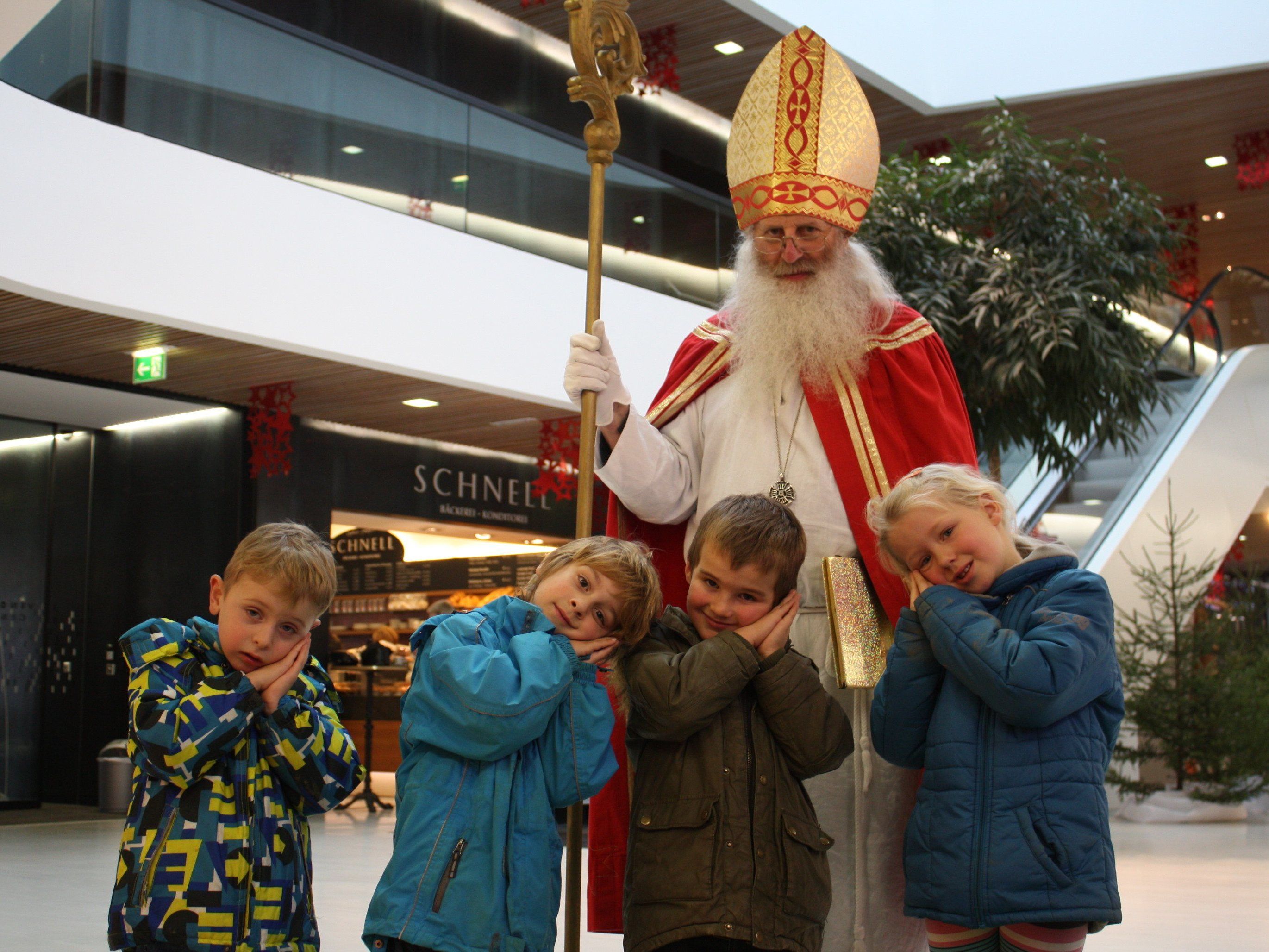 Nikolaus Pepelnik mit den Kindergartenkinder Markt. Nikolaus Pepelnik mit den Kindergartenkinder Markt.