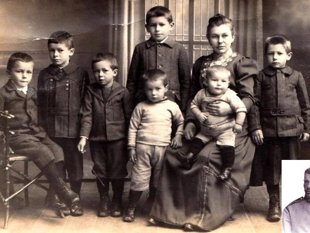Paulina Kremmel geb. Hollenstein mit ihren 7 Kindern. Fünf Jahre musste sie allein für „Kinder, Haushalt und Landwirtschaft“ sorgen. (Kleines Bild: Eduard Kremmel) Paulina Kremmel geb. Hollenstein mit ihren 7 Kindern. Fünf Jahre musste sie allein für „Kinder, Haushalt und Landwirtschaft“ sorgen. (Kleines Bild: Eduard Kremmel)