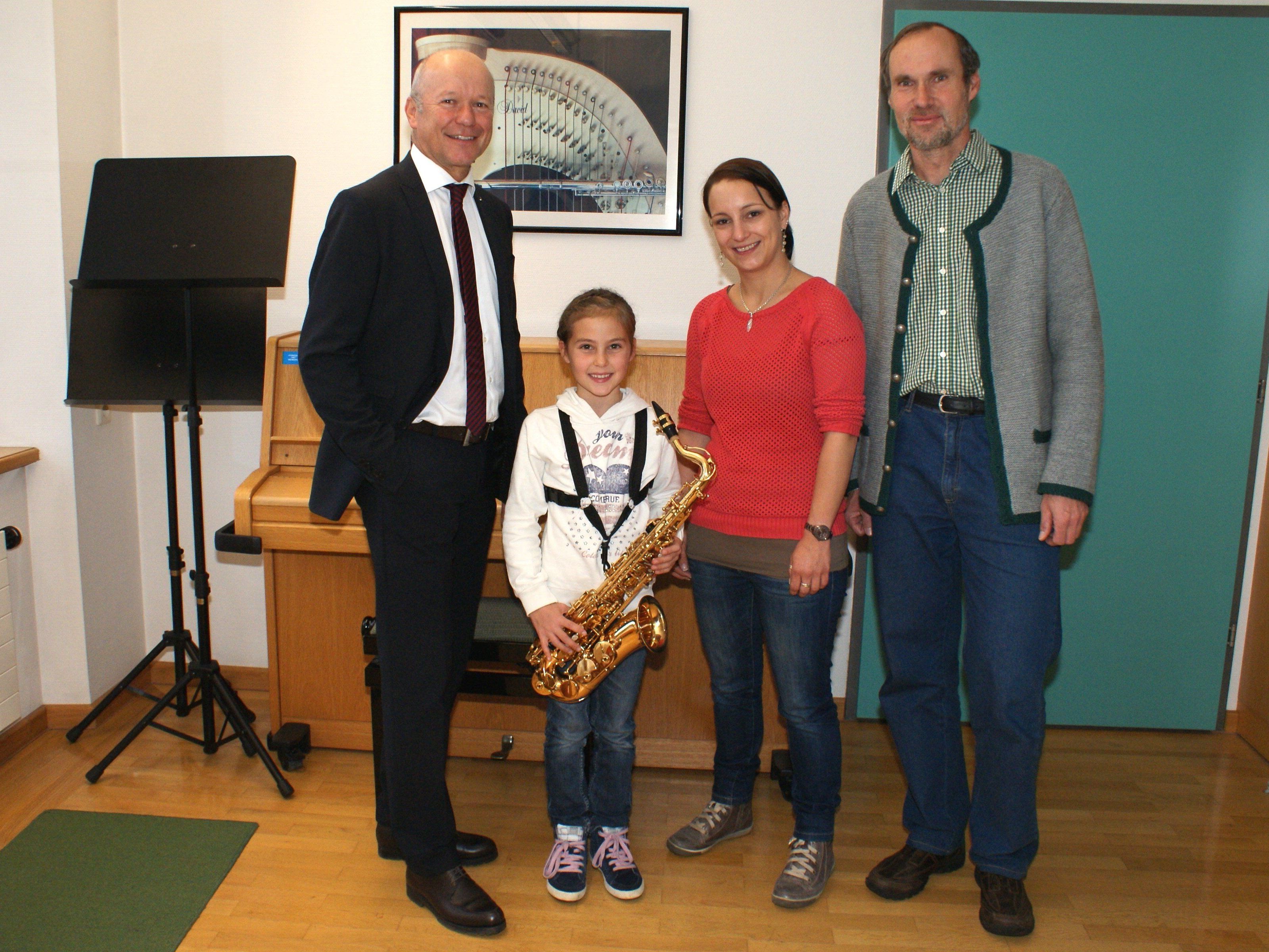 Sparkasse Bludenz-Vorstandsvorsitzender Christian Ertl mit Teresa Piccolruaz, Jasmin Ritsch und Musikschuldirektor Thomas Greiner. Sparkasse Bludenz-Vorstandsvorsitzender Christian Ertl mit Teresa Piccolruaz, Jasmin Ritsch und Musikschuldirektor Thomas Greiner.