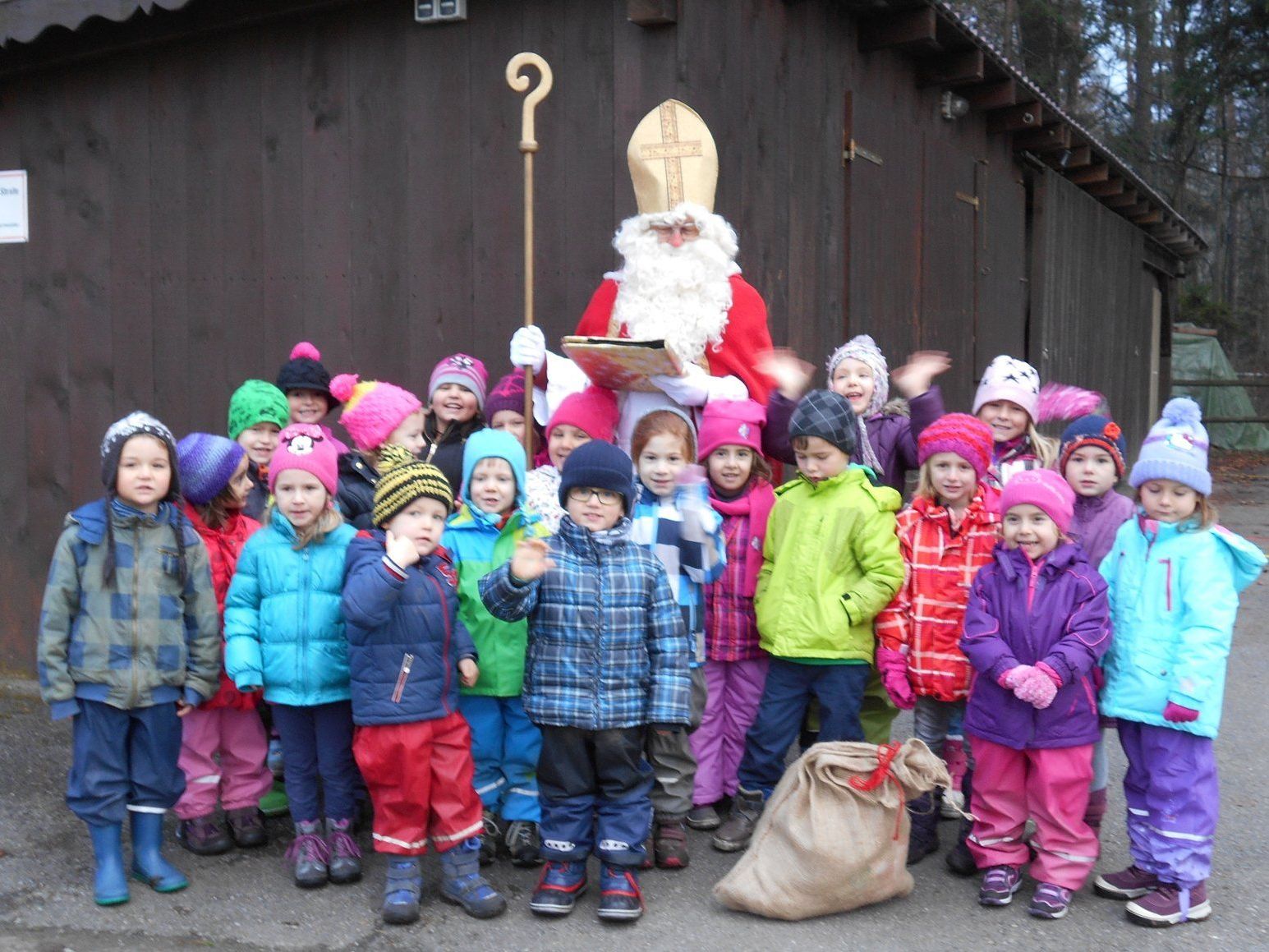 Der Nikolaus besuchte die Bingser Kindergärtler im Wald Der Nikolaus besuchte die Bingser Kindergärtler im Wald