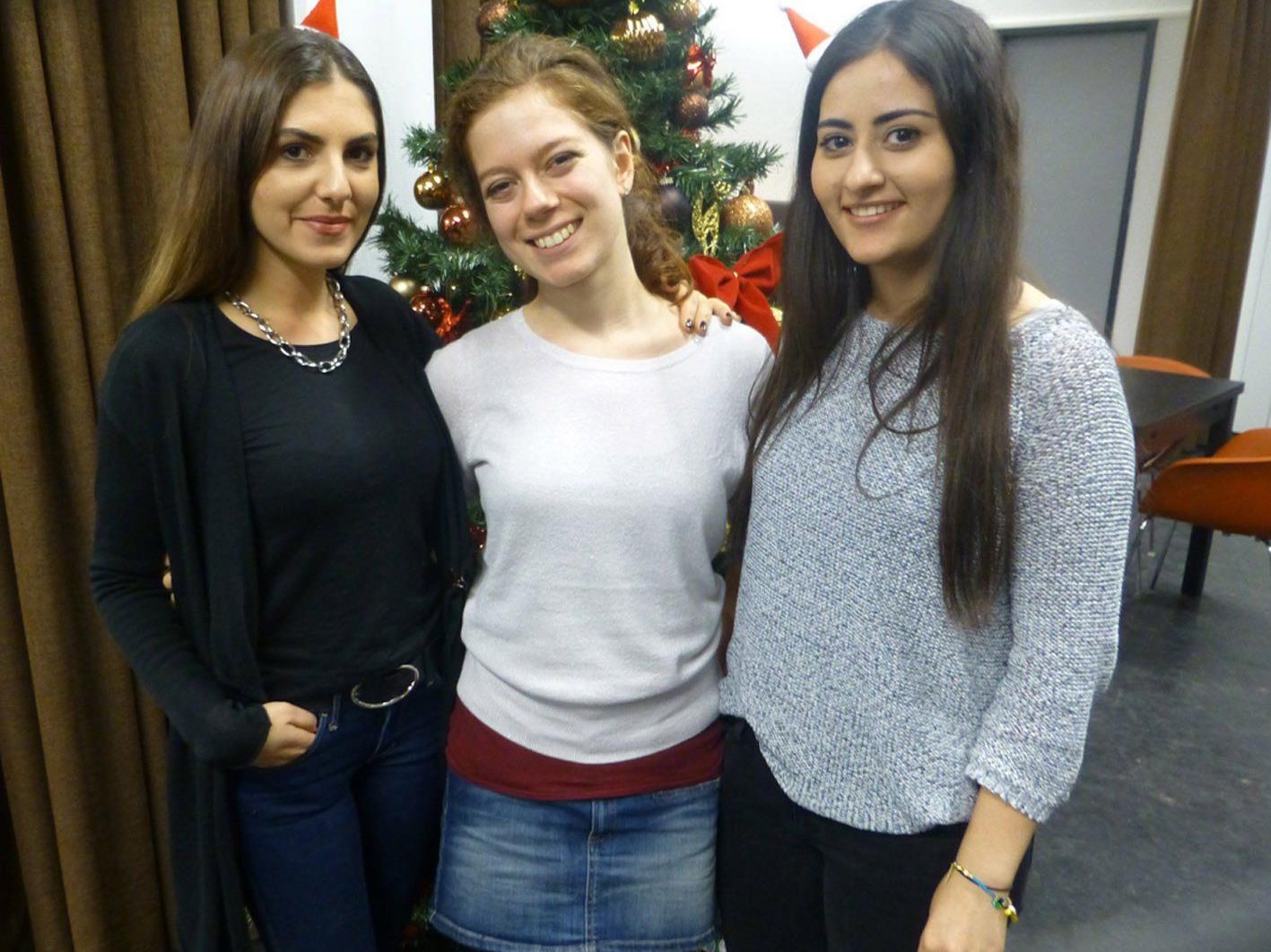 Samantha Buldstein, Serena Milano und Kader Ylduiz (v.l.) laden zu den OJAH-Dezemberevents.