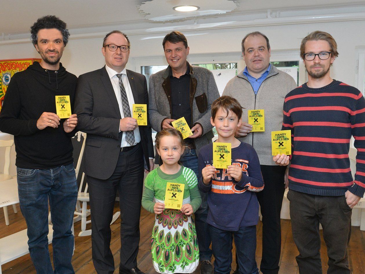 Brandon Adams, Gernot Erne, Kurt Fischer, Andreas Liebhart, Martin Grabher und die kleinen Autoren Frieda und Emil Schmalfuß bei der Präsentation. (v. l.) Brandon Adams, Gernot Erne, Kurt Fischer, Andreas Liebhart, Martin Grabher und die kleinen Autoren Frieda und Emil Schmalfuß bei der Präsentation. (v. l.)