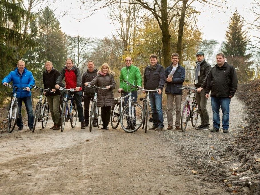 Wolfgang Hagen, Thomas Loacker, Dietmar Haller, Peter Moosbrugger, Christine Vetter, Johannes Rauch, Kurt Fischer, Rudi Alge, Anton Gächter und Peter Buschta vor Ort. Wolfgang Hagen, Thomas Loacker, Dietmar Haller, Peter Moosbrugger, Christine Vetter, Johannes Rauch, Kurt Fischer, Rudi Alge, Anton Gächter und Peter Buschta vor Ort.