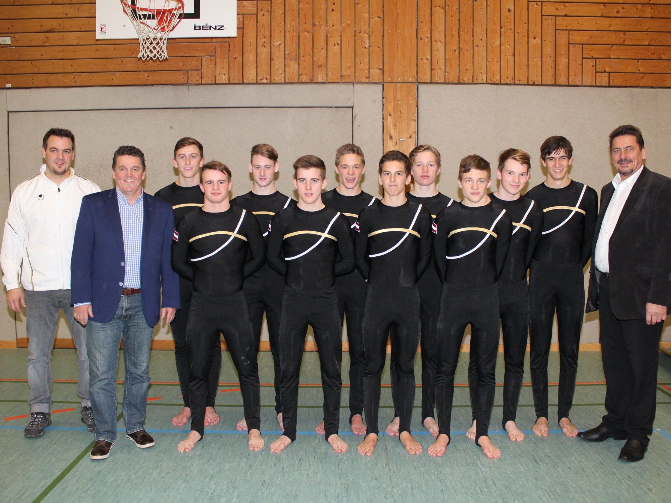 Johannes Böhler, Bgm. Christian Natter und Hans Fetz (re.) mit den erfolgreichen Team-Turnern. Johannes Böhler, Bgm. Christian Natter und Hans Fetz (re.) mit den erfolgreichen Team-Turnern.