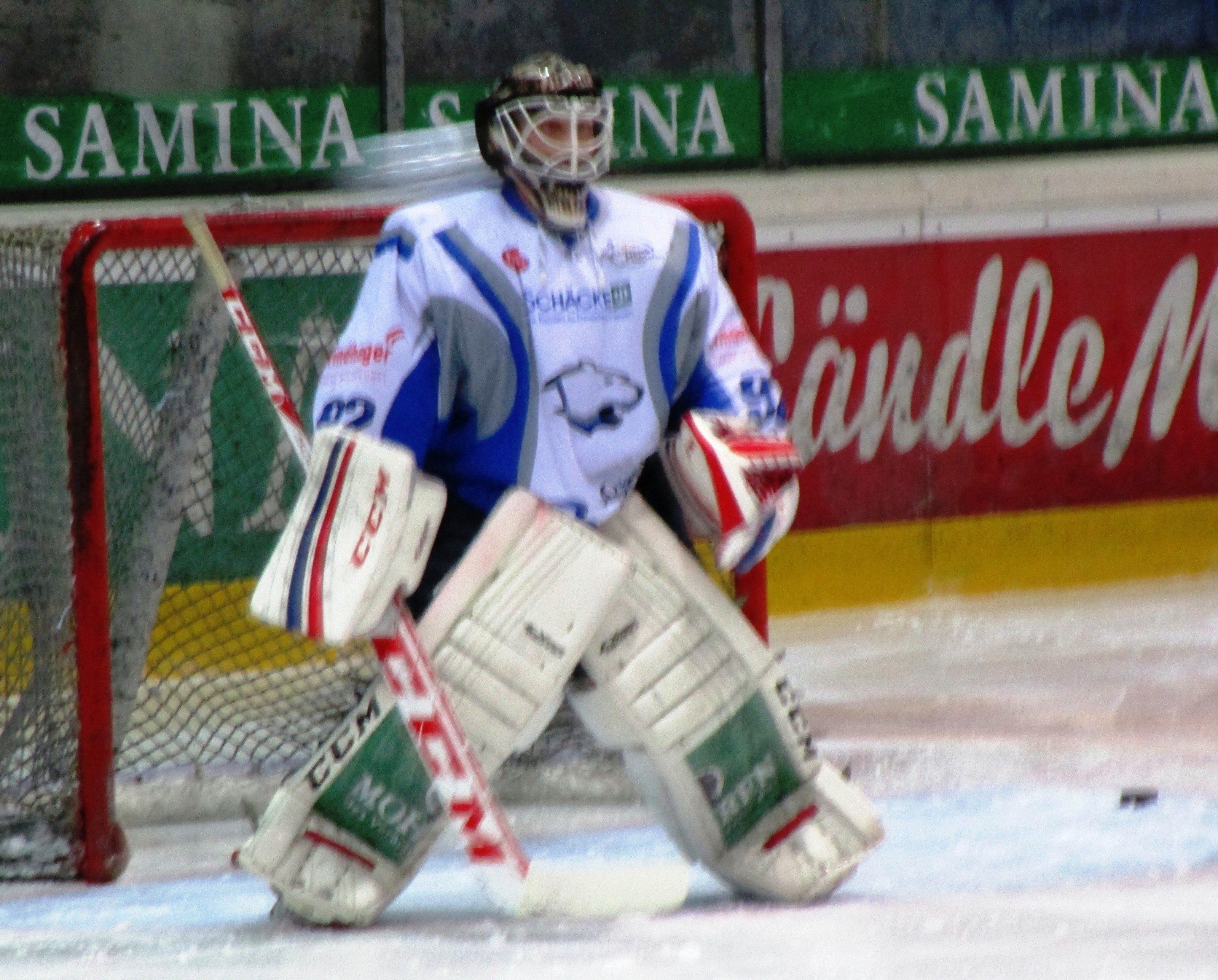 Saubere Leistung von EHC-Goalie Thomas Kurat Saubere Leistung von EHC-Goalie Thomas Kurat